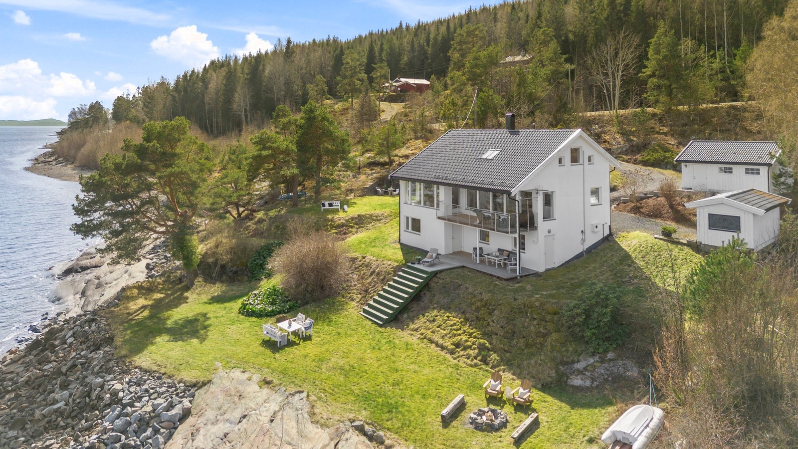 Huset ligger i naturskjønt område ved vannet med stor tomt. Galleribilde