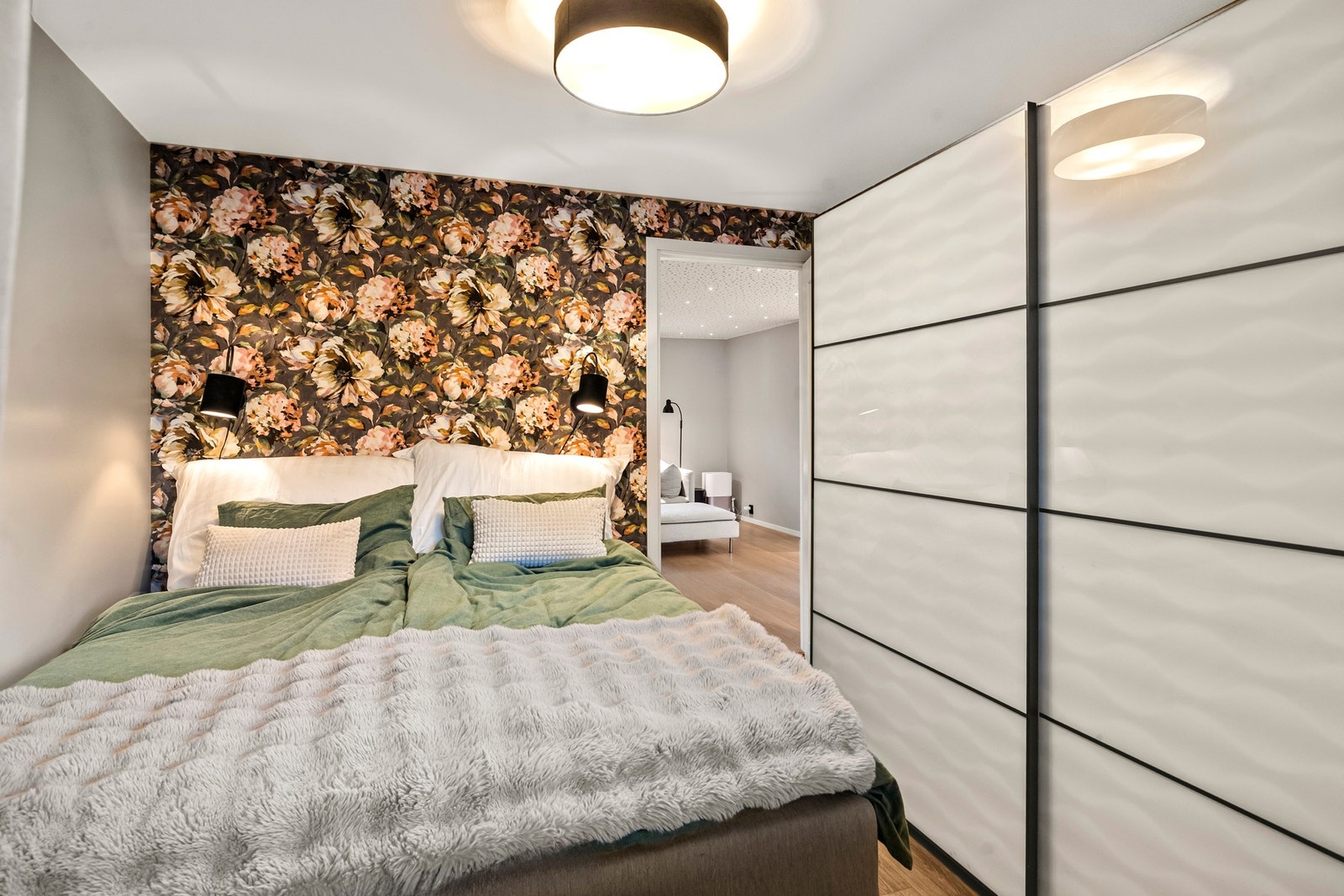 Ett av boligens gode soverom. Lyst, romslig og med god plass til dobbeltseng og garderobeløsning. Galleribilde