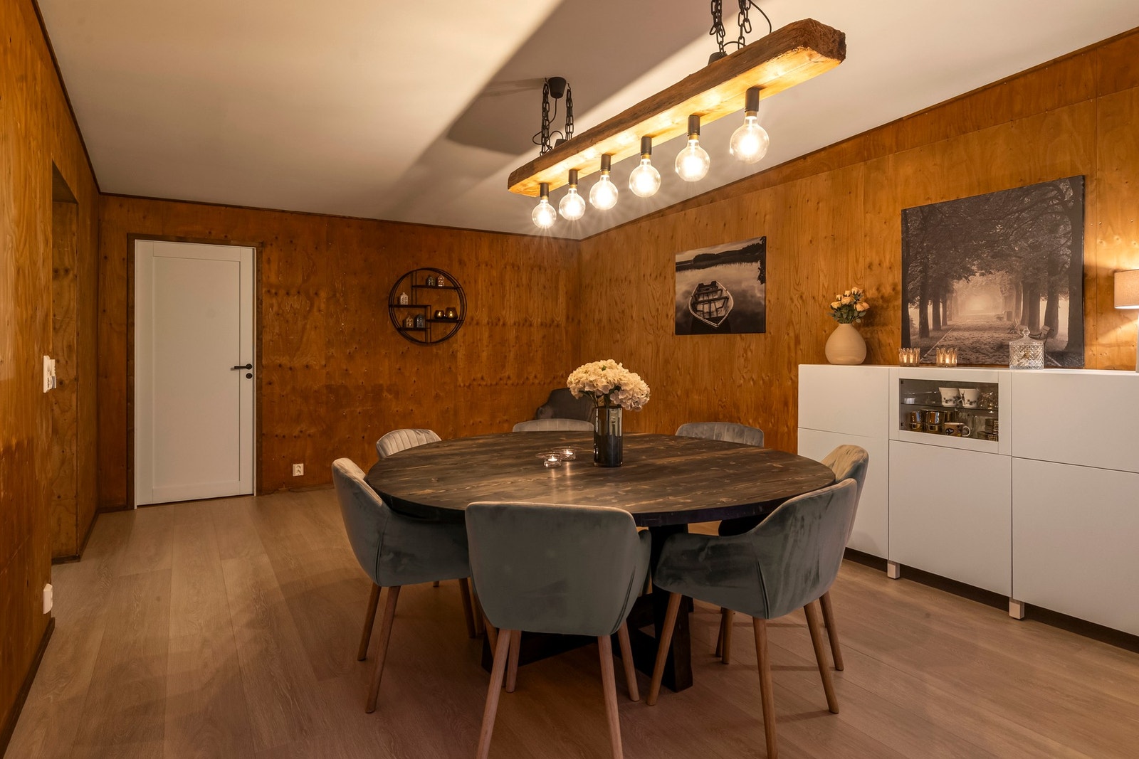 Spisestueavdelingen har god plass til langbord og er utstyrt med behagelige varmekabler i gulvet (lampe medfølger ikke). Galleribilde