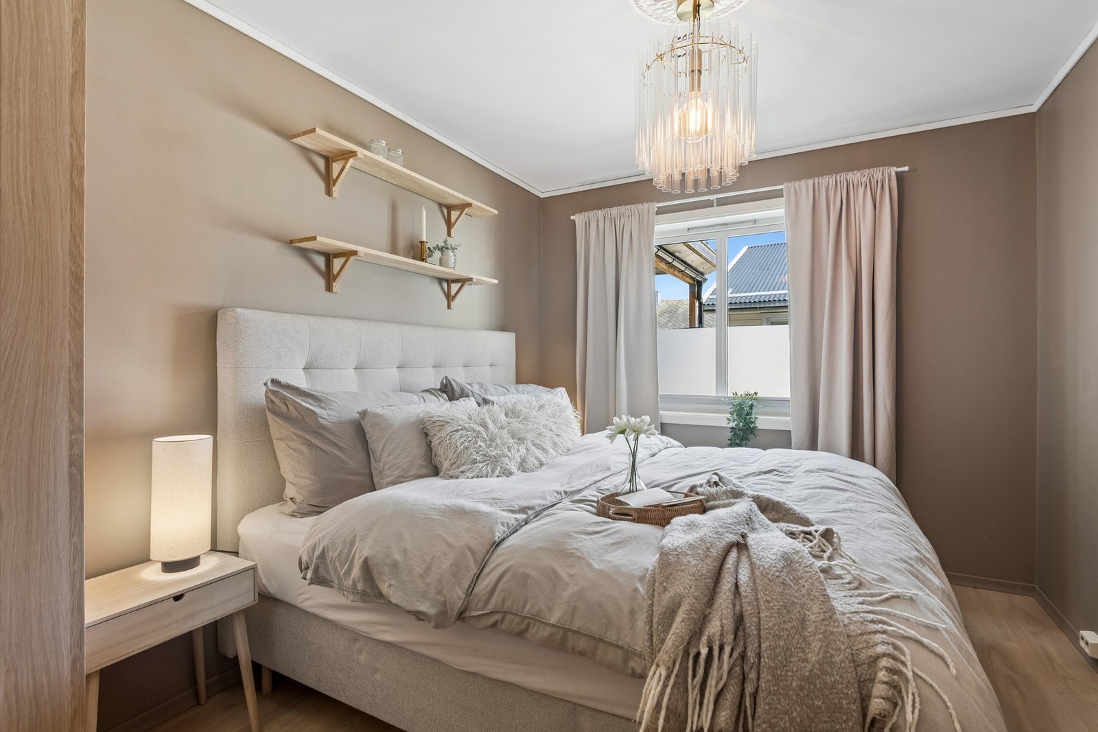 Romslig hovedsoverom med god plass til dobbeltseng. Galleribilde