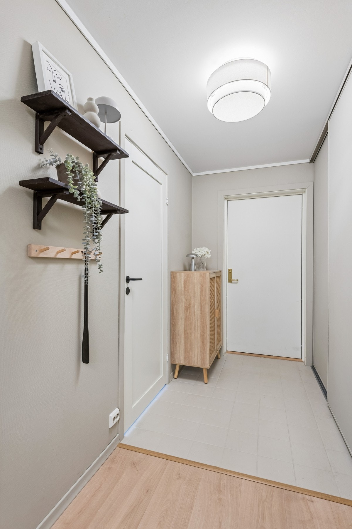 Lys og hyggelig entre med skyvedørsgarderobe. Galleribilde