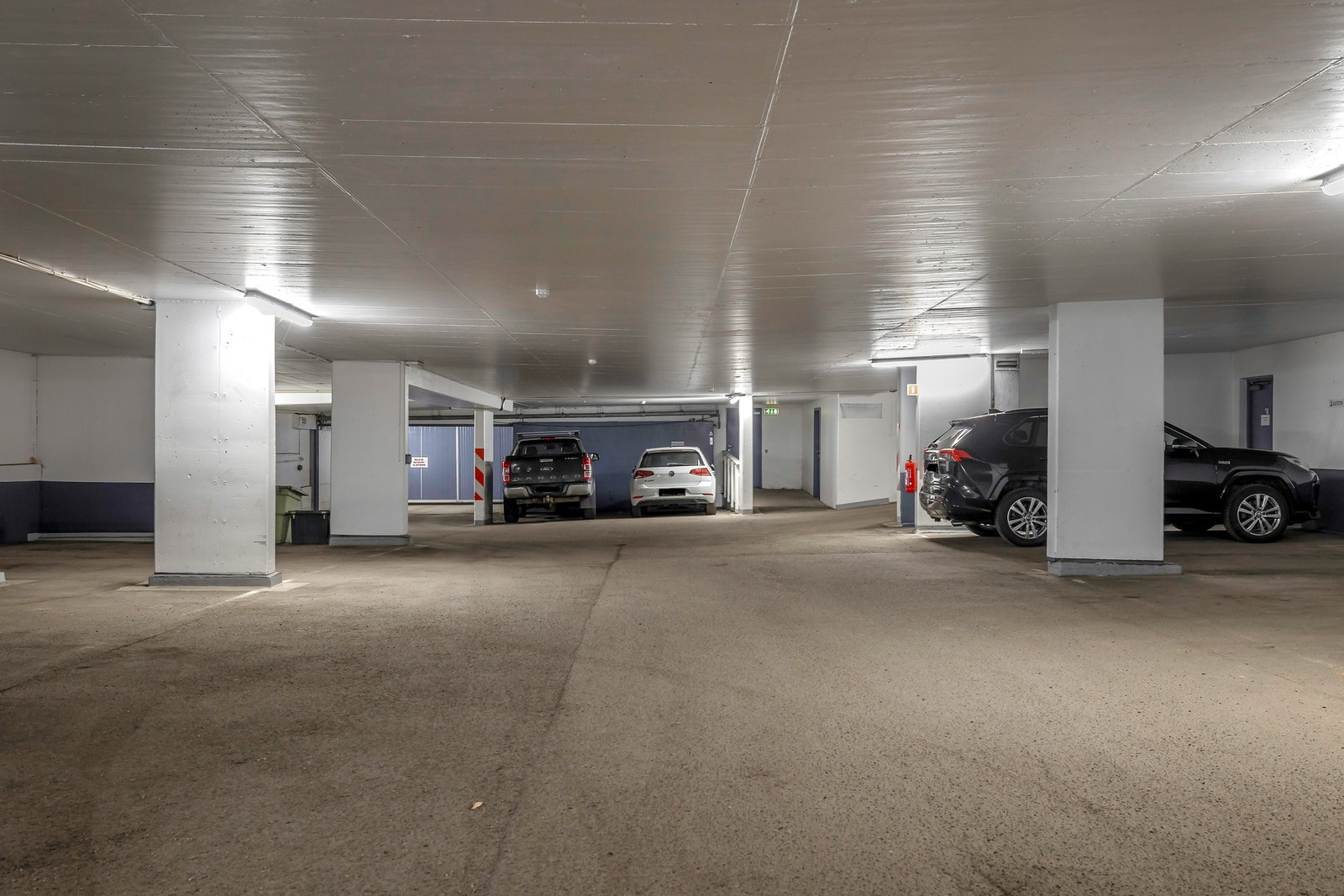 Seksjonen disponerer 2 garasjeplasser i felles garasjeanlegg. Flere gjeste parkeringer i garasjen. Leiligheten disponerer en sportsbod i felles bod areal. Galleribilde