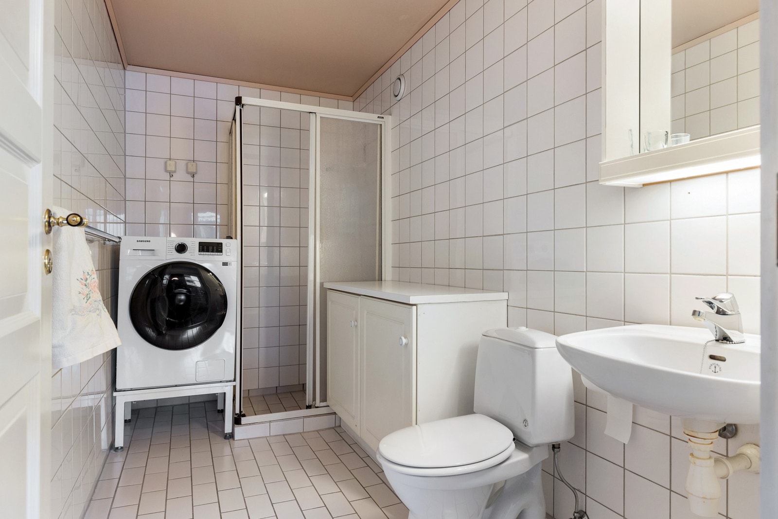 Bad 2 - Flislagt bad med varmekabler i gulv. Rommet er utstyrt med servant, speil, toalett og dusjhjørne med skyvedører. Det er opplegg for vaskemaskin og avtrekk via ventilasjon. Galleribilde