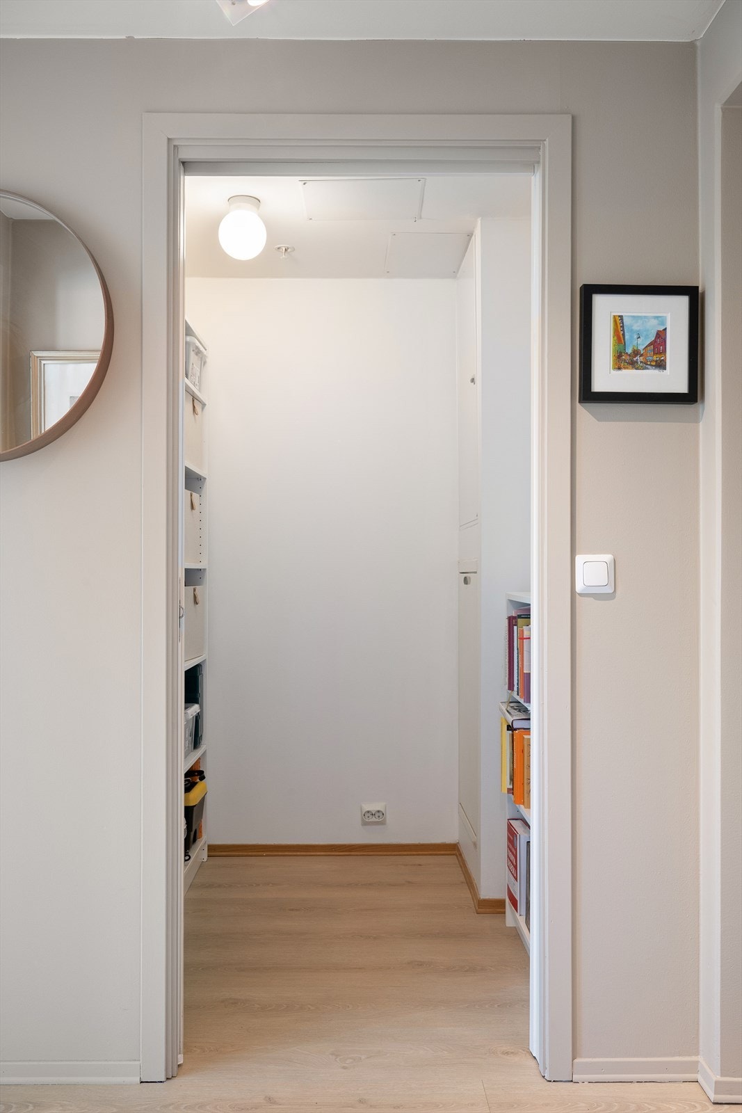 Leiligheten har godt med lagringsplass i innvendig bod, like ved entré. Galleribilde