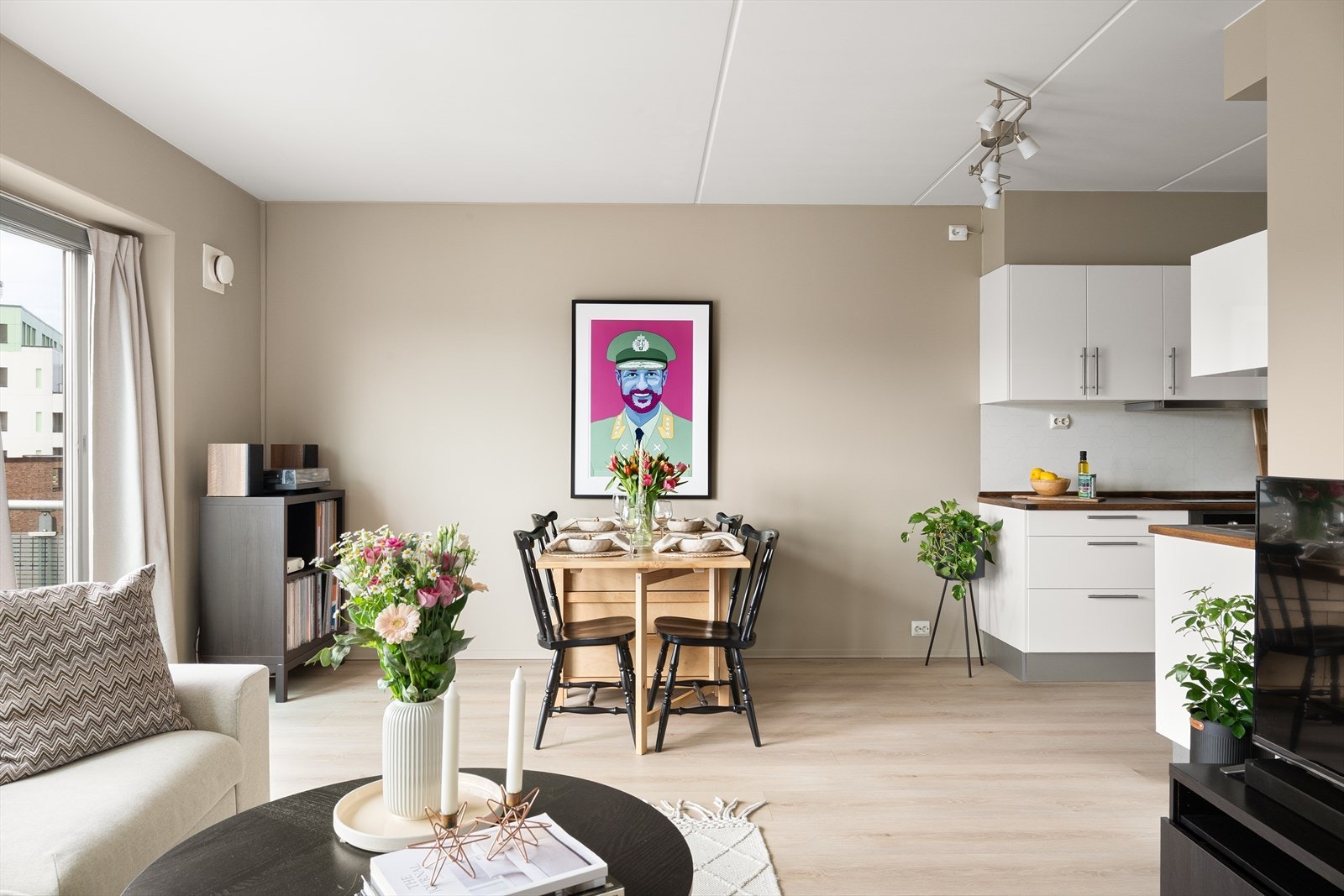 Leiligheten har en flott enstavs laminat fra 2024 og vegger malt i moderne, lune farger. Galleribilde