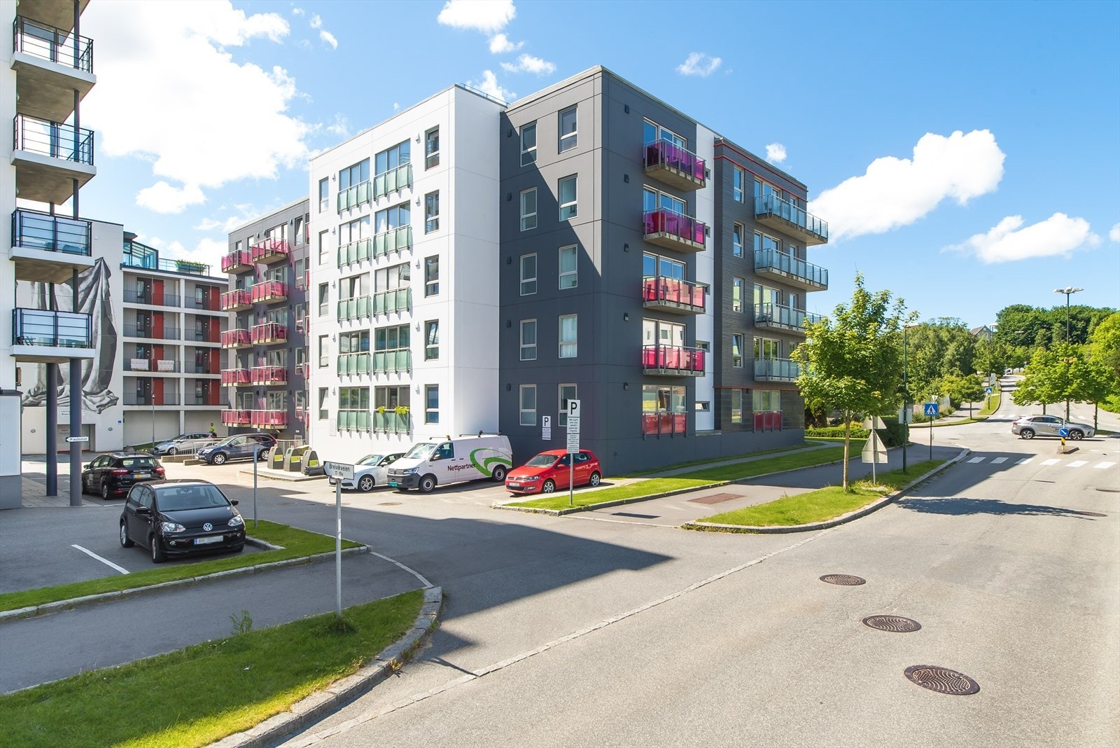 Borettslaget har gjesteparkering ved bruk av gjestekort. Galleribilde