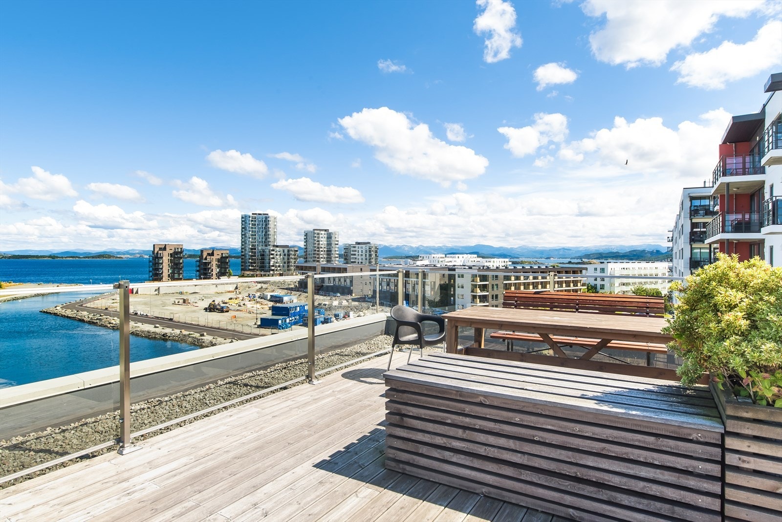 Kun én etasje opp har man tilgang til en flott felles takterrasse! Galleribilde