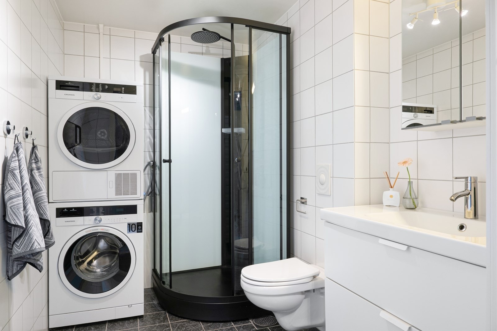 Badet er helfliset og har vannbåren gulvvarme. Dusjkabinettet var nytt i 2024, og servanten ny i 2023. Galleribilde
