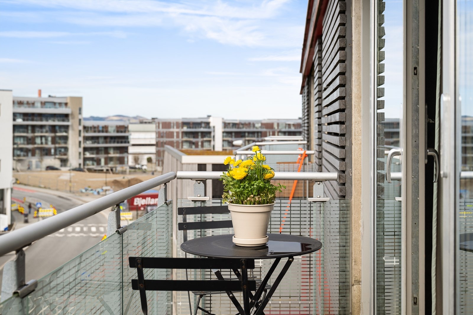 Fra stuen er det utgang til en herlig balkong på ca. 4 m². Balkongen har kortside mot sør, og langside mot vest, og meget gode solforhold fra dag og til langs på kveld. Galleribilde