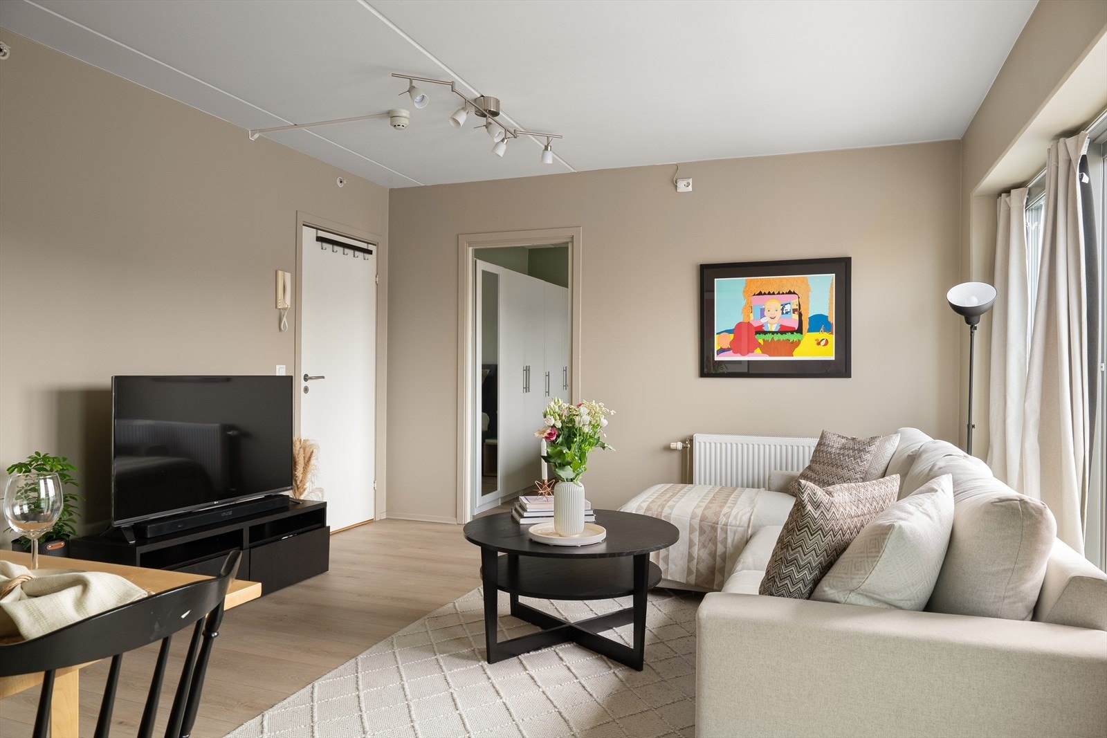 Leiligheten varmes opp ved vannbåren varme via radiator i stuen. Galleribilde