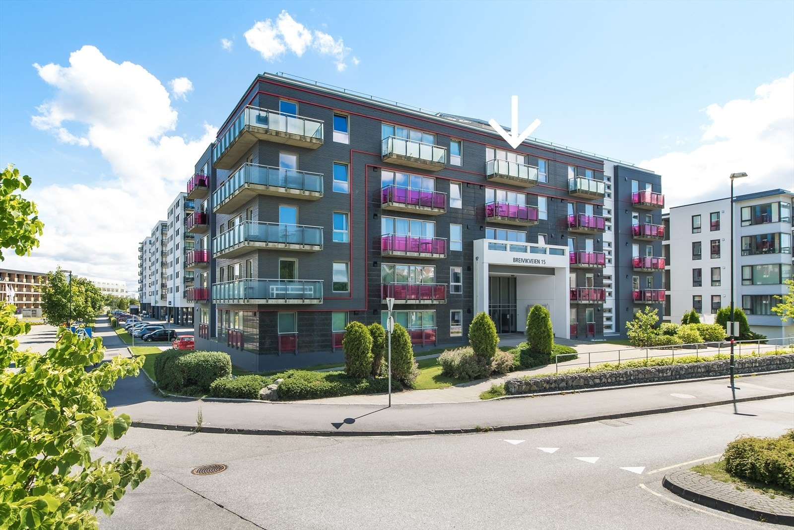 Leilgheten har en av de beste plasseringene i bygget, fritt og luftig i 5. etasje. Galleribilde