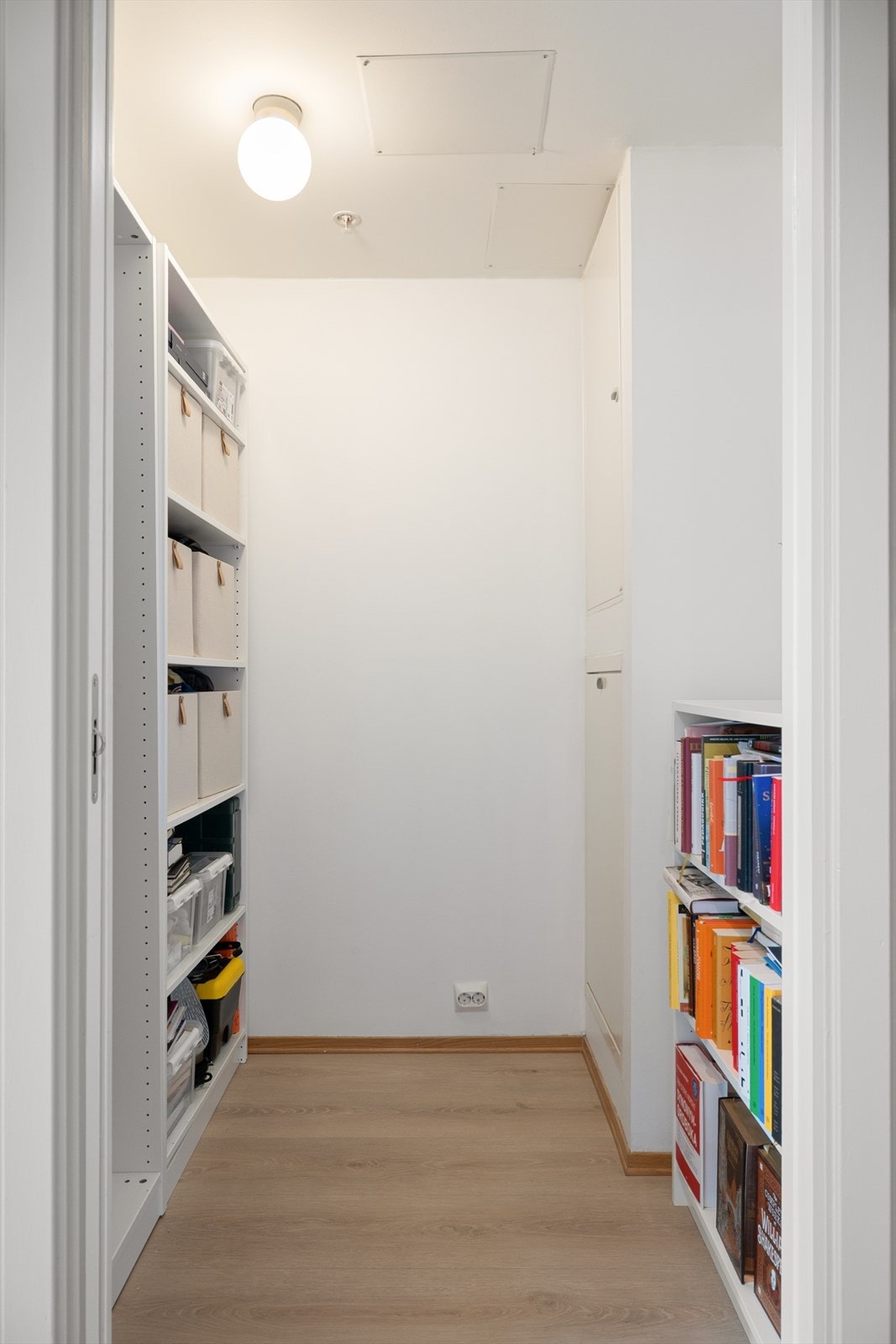 Innvendig bod/garderobe. I tillegg kommer bod i kjeller. Galleribilde