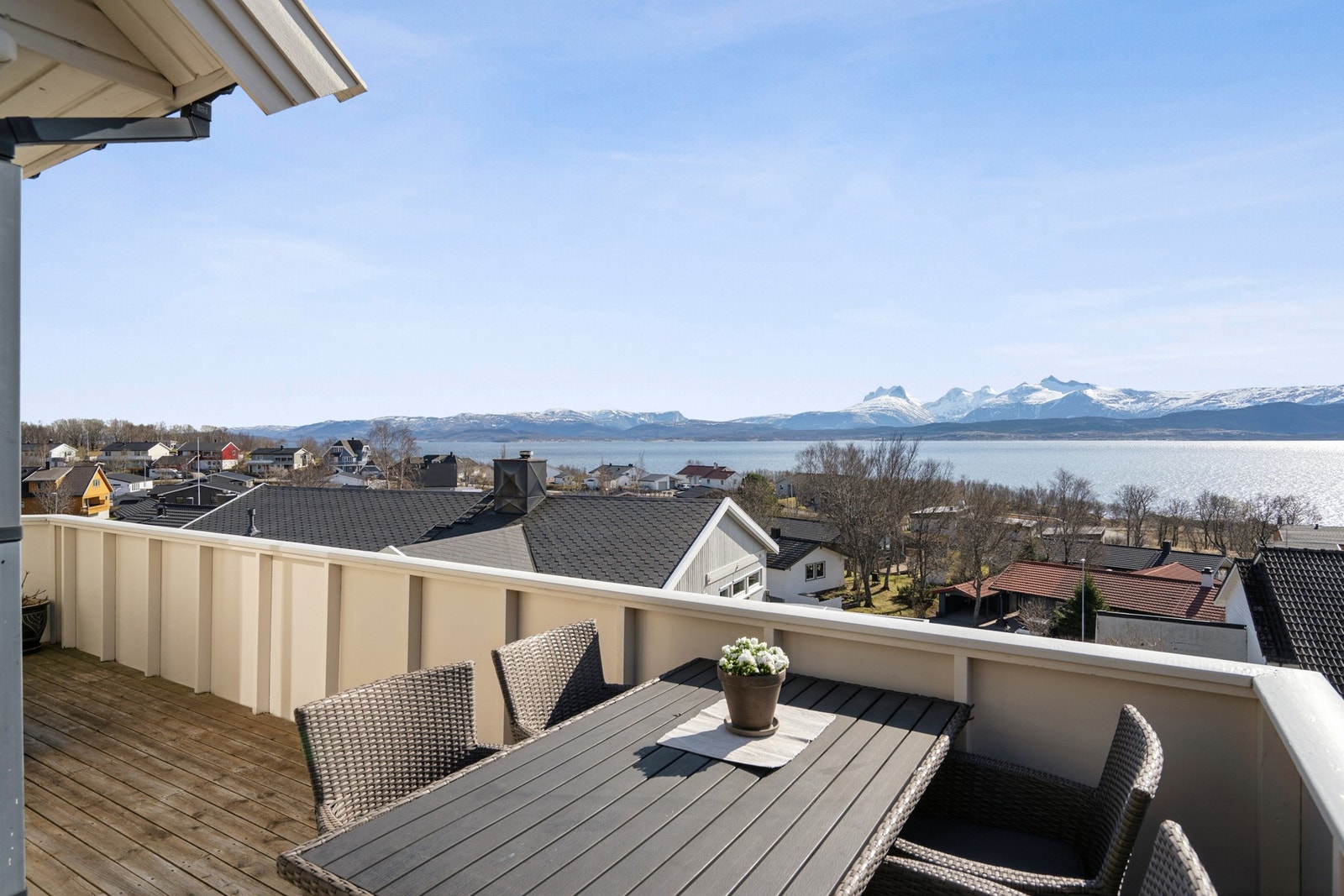 Her er det rikelig med plass til både utemøbler og grill, med en uslåelig utsikt som bakteppe. Galleribilde