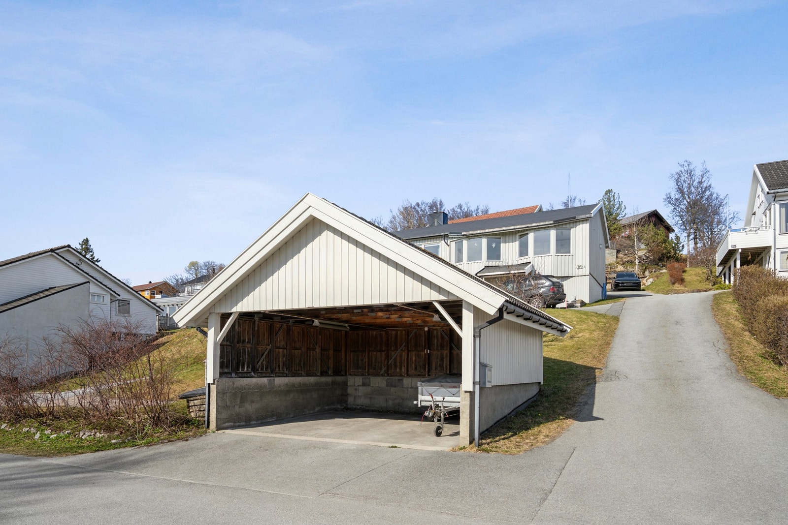 Til eiendommen hører en uisolert carport fra 2002, oppført i trekonstruksjon på støpt plate. Galleribilde