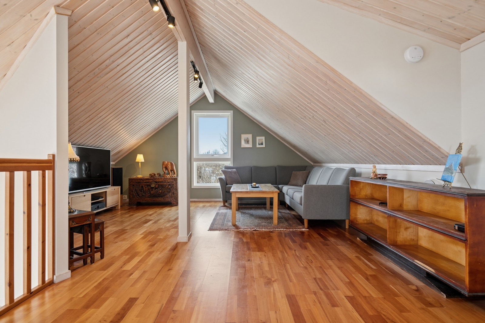 Loftstuen på 24 m² er et fleksibelt rom som egner seg ypperlig som en ekstra TV-stue eller lekeareal for barna. Loft innredet som tv-stue, opprinnelig byggegodkjent som disponibelt rom. Rommet er ikke omsøkt. Galleribilde