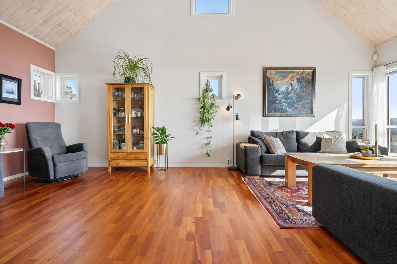 Gjennomgående parkett på gulv, og panel i himling gir en varm og helhetlig atmosfære. Galleribilde