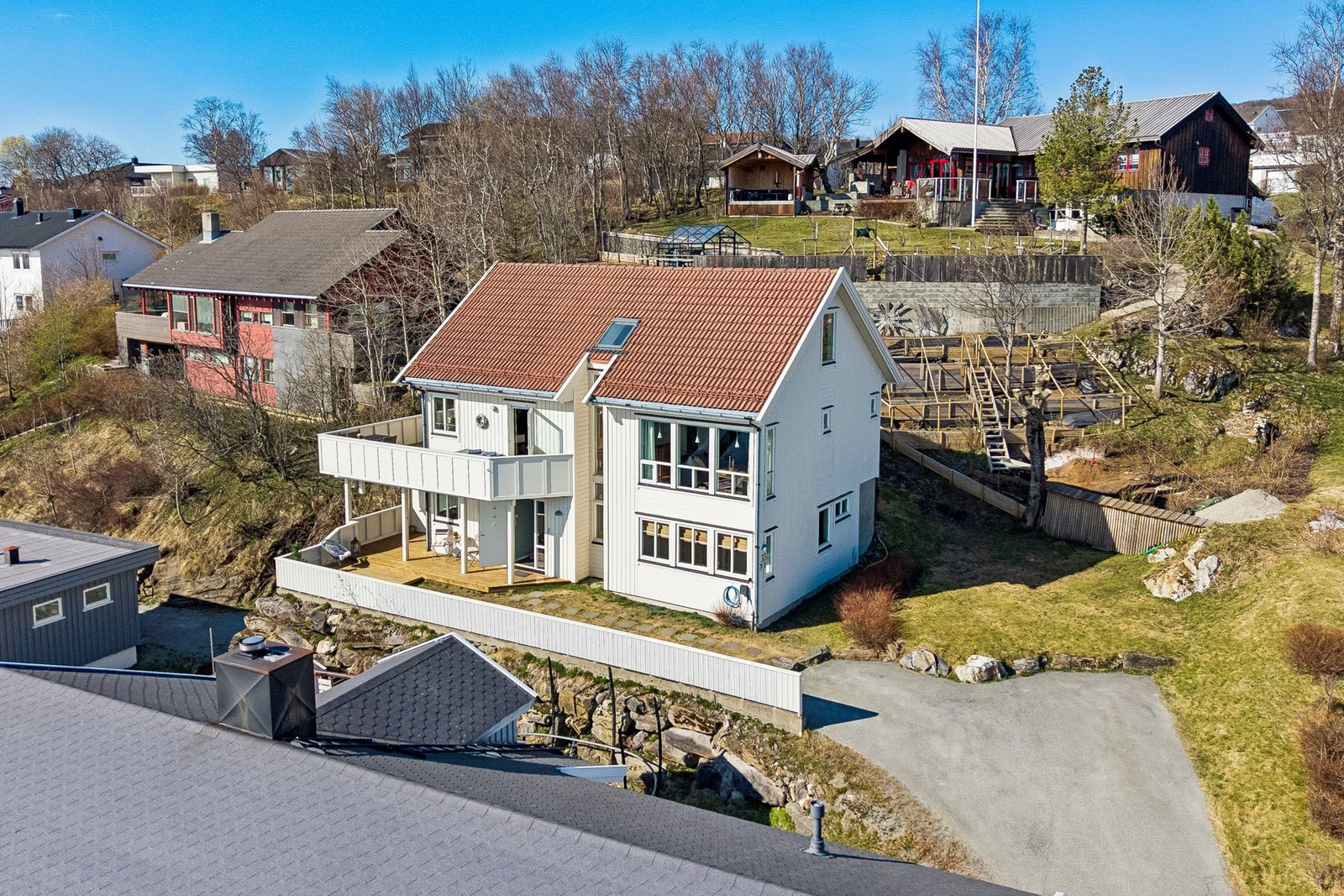 Velkommen til Lauvåsveien 33 B! En velholdt enebolig fra 2003 med storslått utsikt over hav og fjell i et populært og familievennlig område. FOTO: EFKT Galleribilde