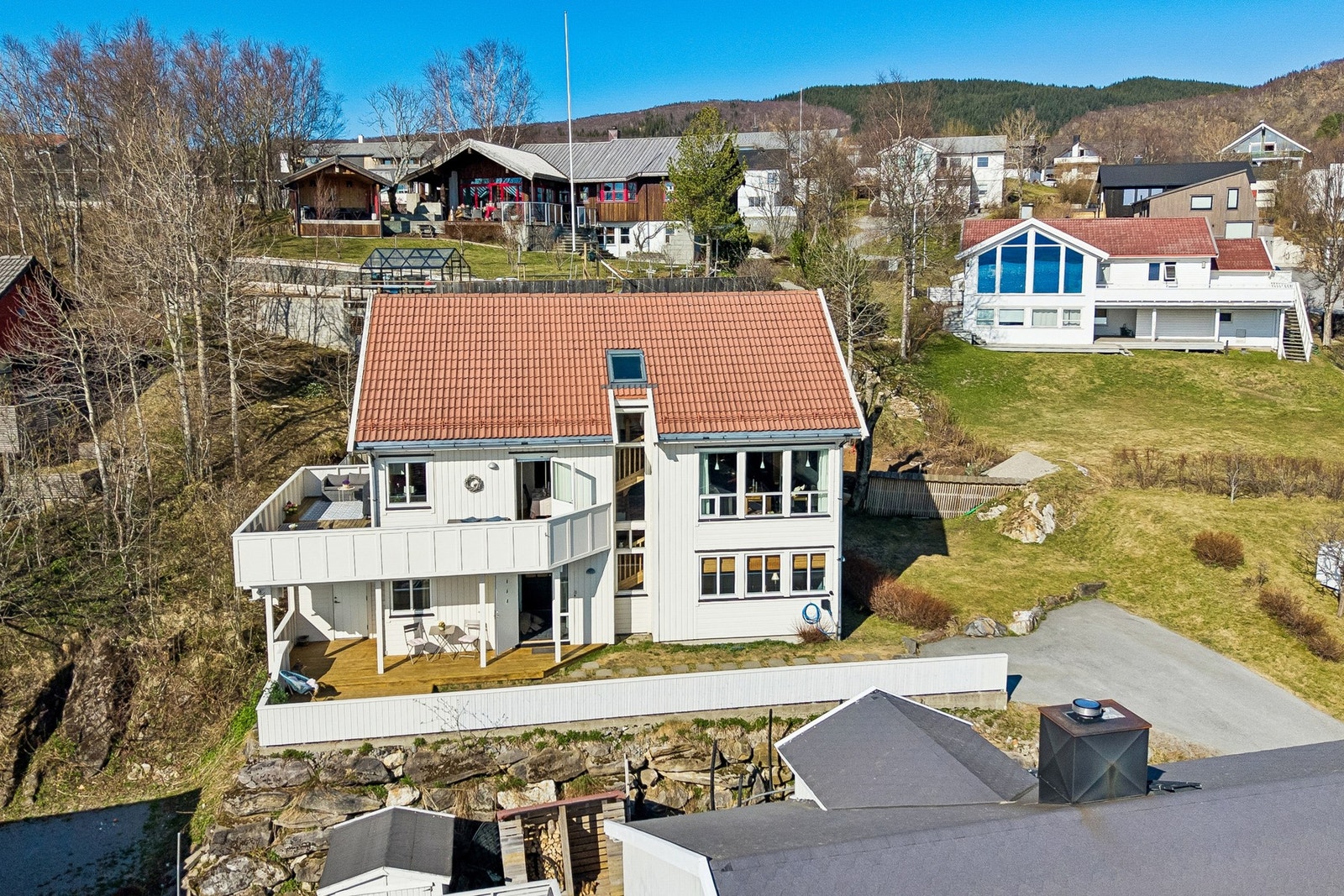 Boligen er utstyrt med balansert ventilasjon og en luft-til-luft varmepumpe fra 2019, som sikrer et sunt inneklima og effektiv oppvarming. Galleribilde