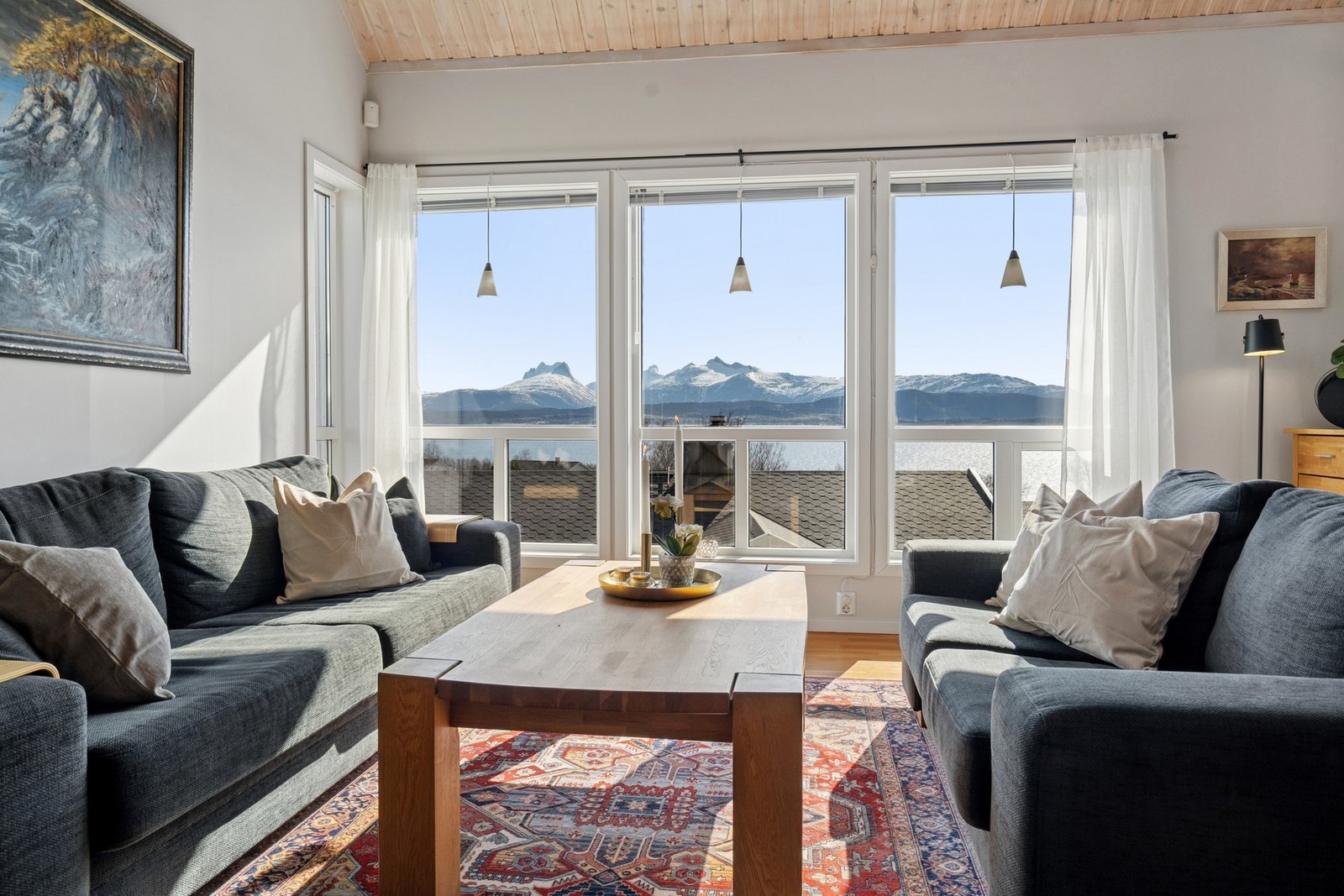 De store vindusflatene vender mot fjorden og fjellene, og gjør utsikten til en integrert del av rommet. Galleribilde