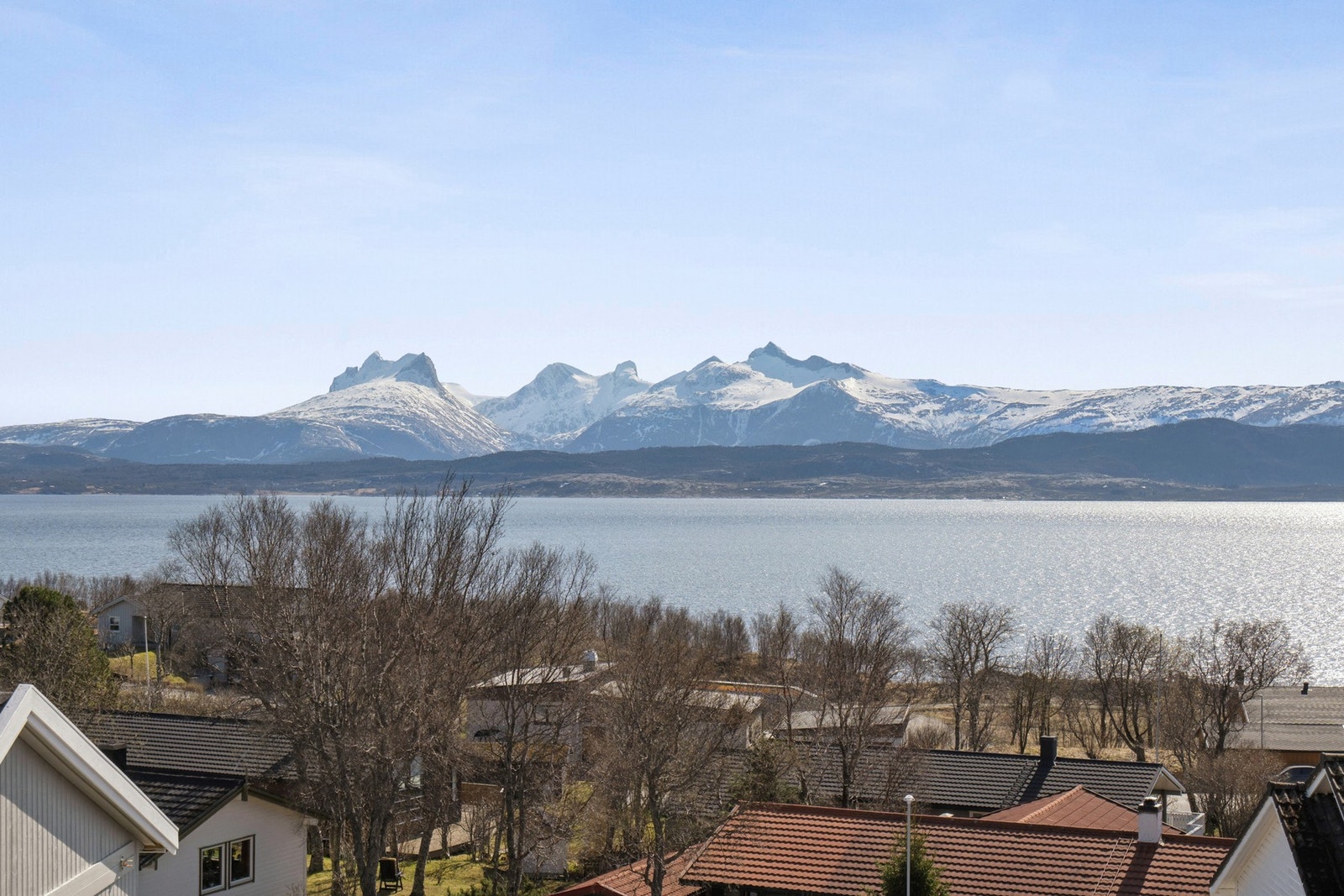 Utsikten mot de majestetiske fjellene er et skue som endrer seg med lyset og årstidene. Galleribilde