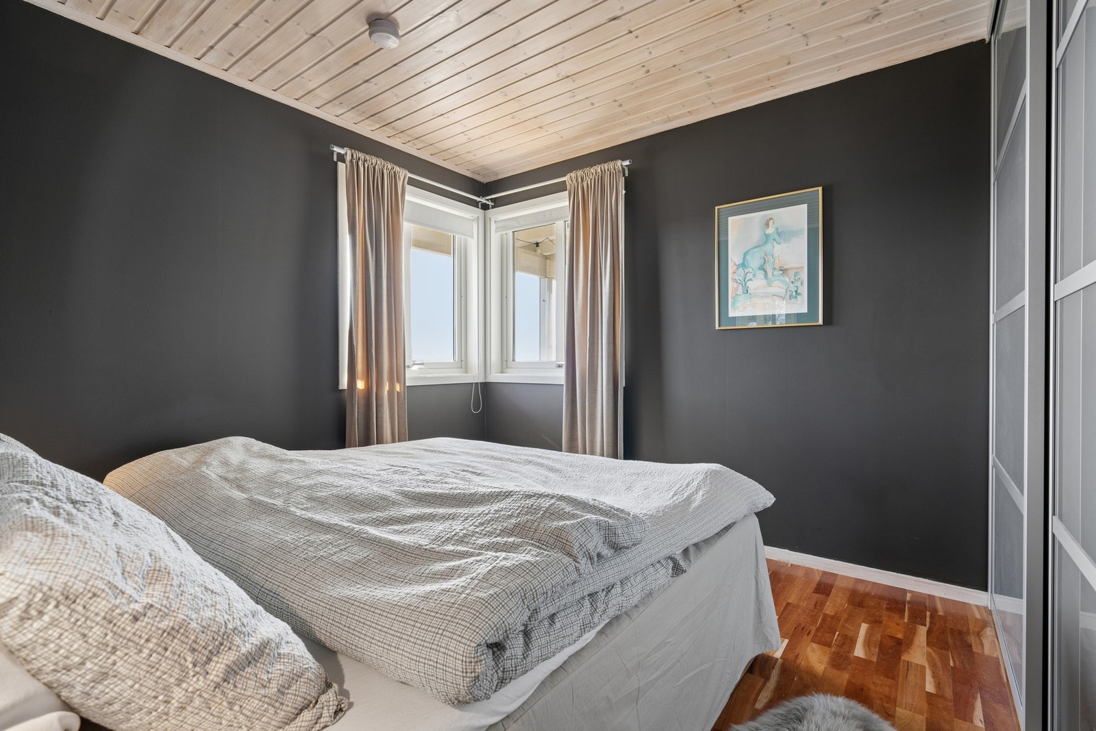 Rommet har malte vegger og panel i taket, i tråd med resten av etasjen. Galleribilde