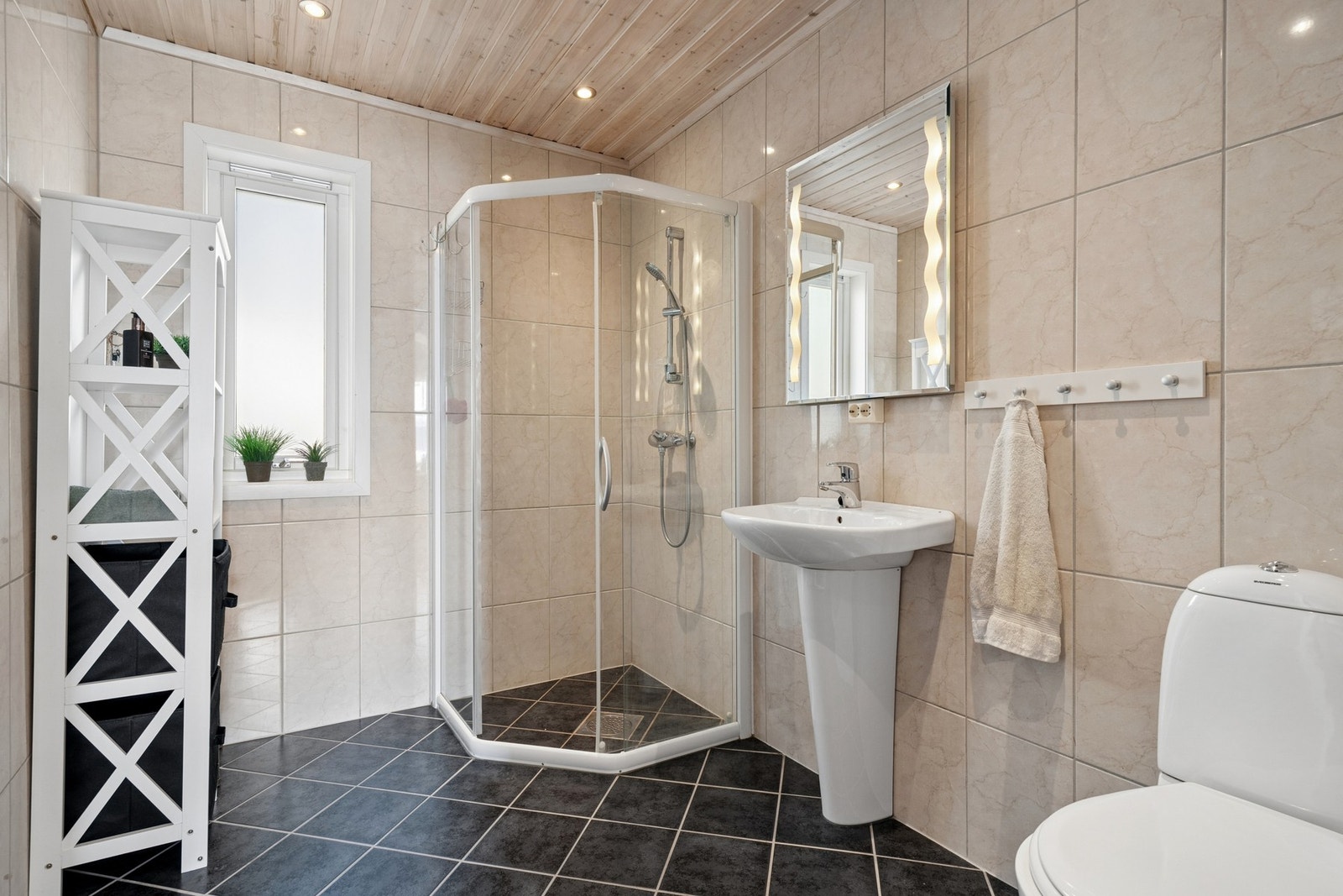 Badet i 2.etasje er utstyrt med dusjhjørne, toalett og servant. Her er er det elektriske varmekabler i det flislagte gulvet. Galleribilde