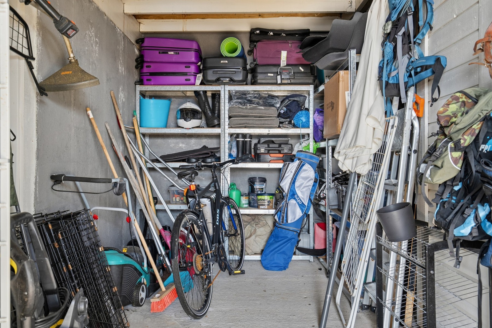 Praktisk utvendig bod på 10 m² under balkongen, med god plass til lagring. Galleribilde
