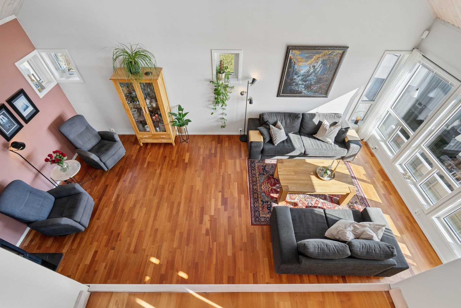 Fra hemsen ser man tydelig den gode romfølelsen og den åpne planløsningen i stuen. Galleribilde
