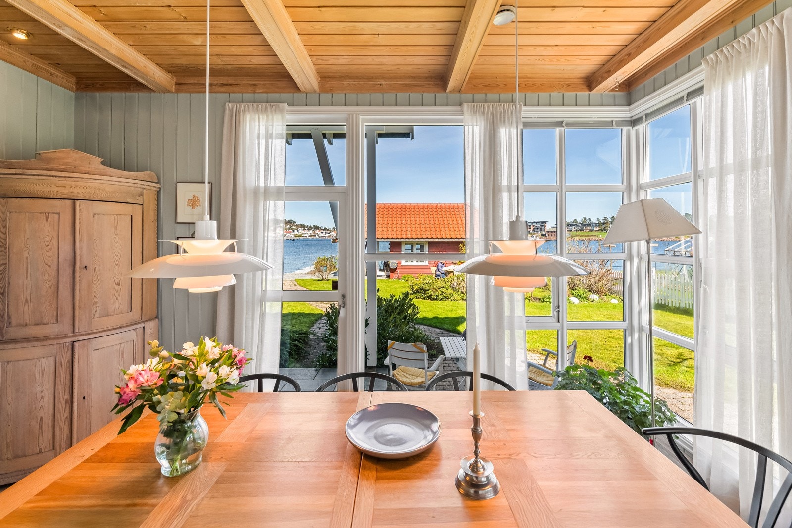 Fra spiseplassen er det utgang til hagen og her kan man dekke til langbord og hyggelige lag for familie og venner Galleribilde