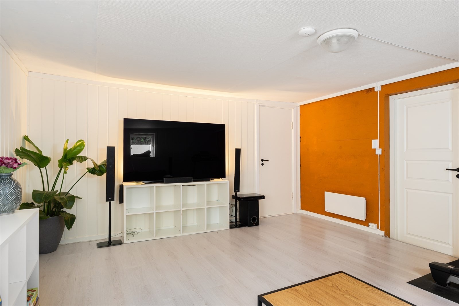 Kjellerstue med inngang til et av soverommene samt til gang. Galleribilde