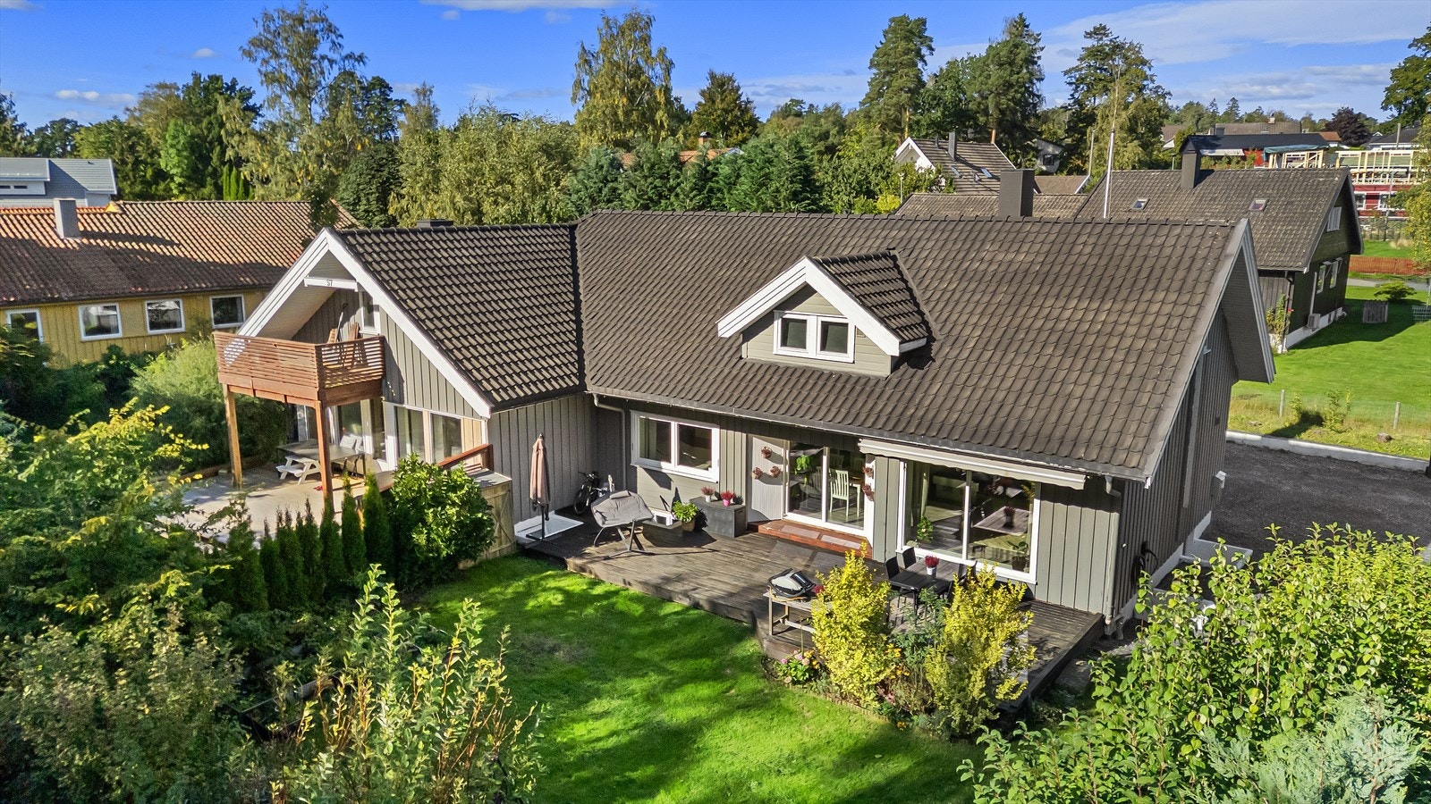 Pen 1/2 part av tomannsbolig med moderne overflater, solrik markterrasse, hage og parkering - attraktiv beliggenhet på Tronvik. Foto; Studio 1838 - Stig Heltorp Galleribilde