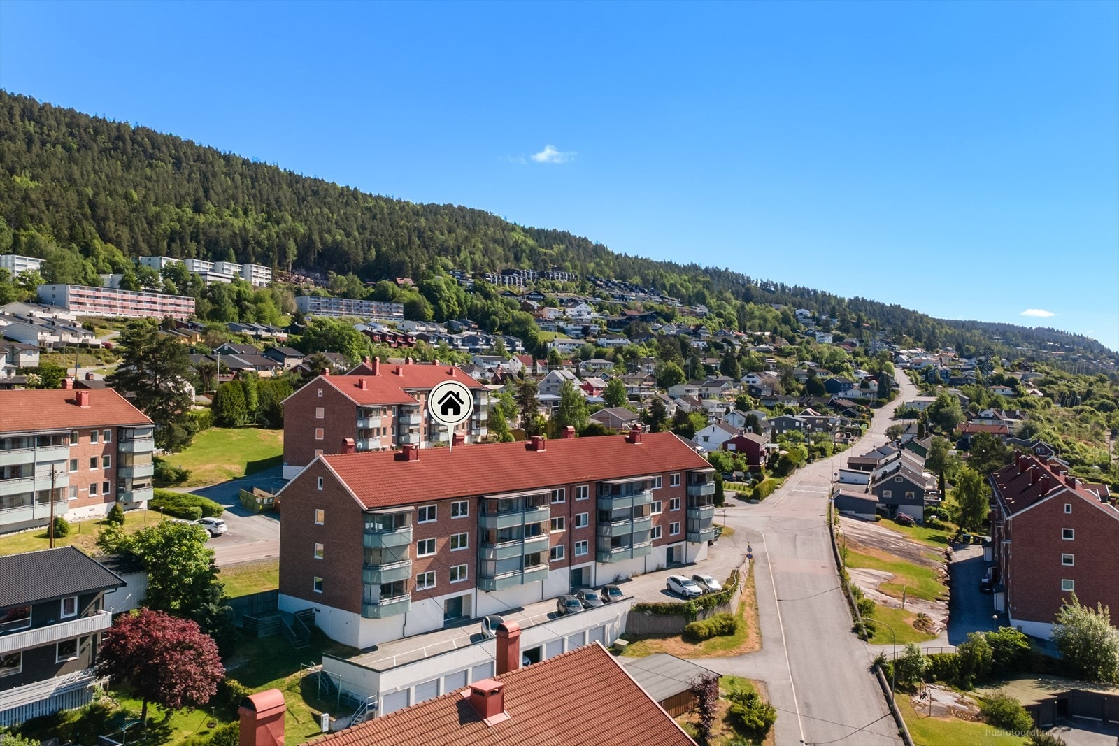 Lys og romslig leilighet med flott utsikt. Rolig nabolag, nærhet til natur og gode kollektivforbindelser. Galleribilde