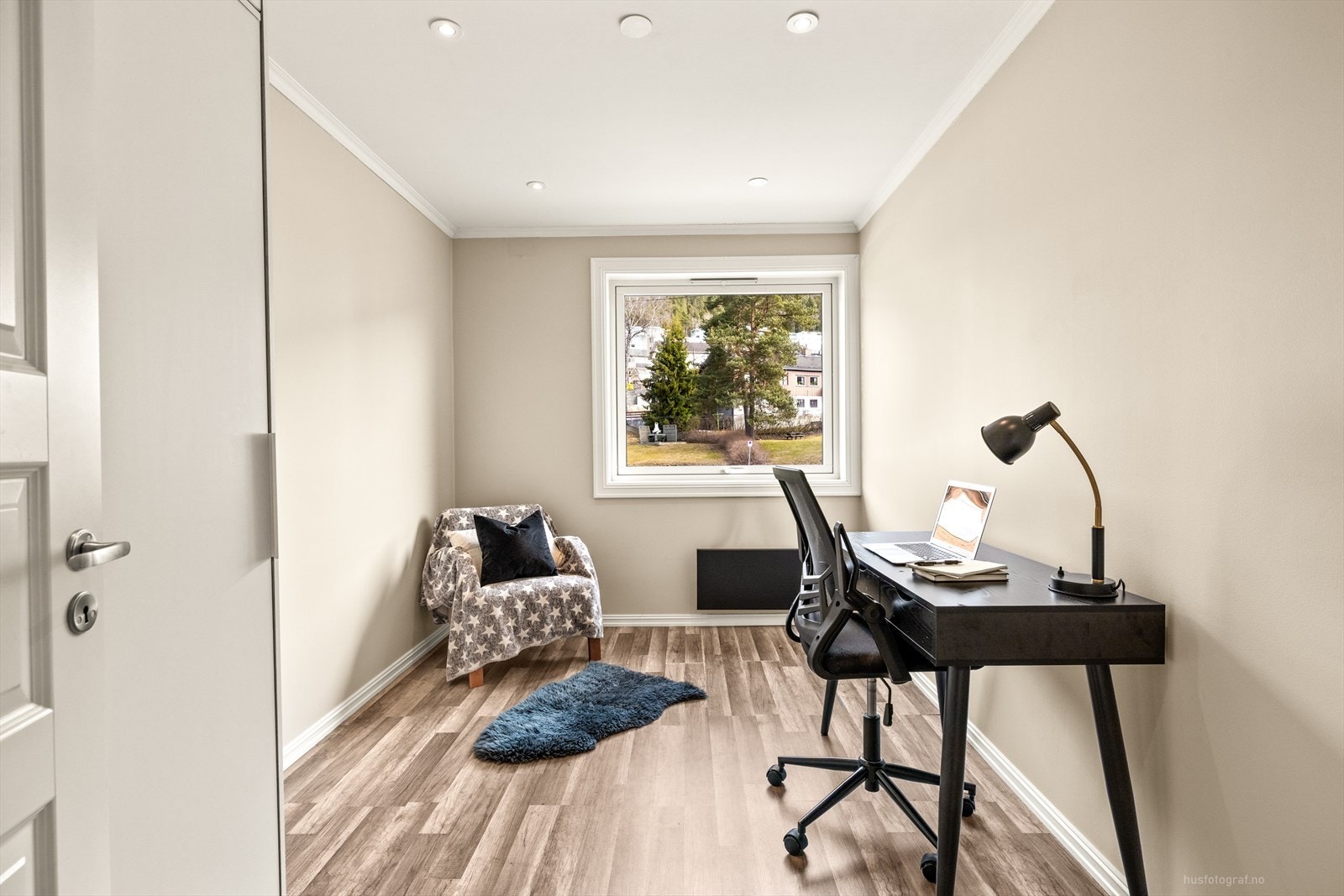 Pent soverom med god plass til seng og skap. Galleribilde