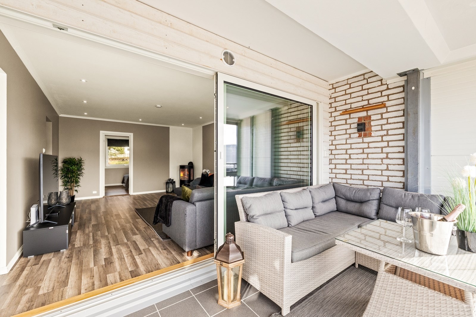 Moderne bolig med lys og luftig planløsning, perfekt for sosiale sammenkomster. Stor skyvedør gir enkel tilgang til terrasse. Galleribilde