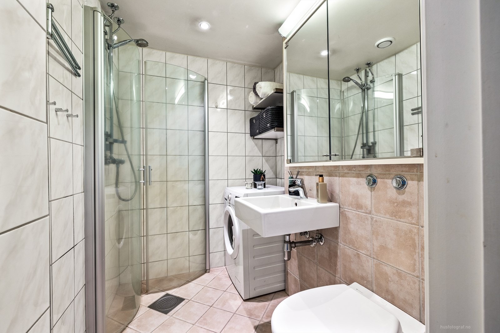 Badet har varmekabler , fliser på gulv og tak, led downlights i himling, dusjvegger/hjørne og opplegg for vaskemaskin. Galleribilde