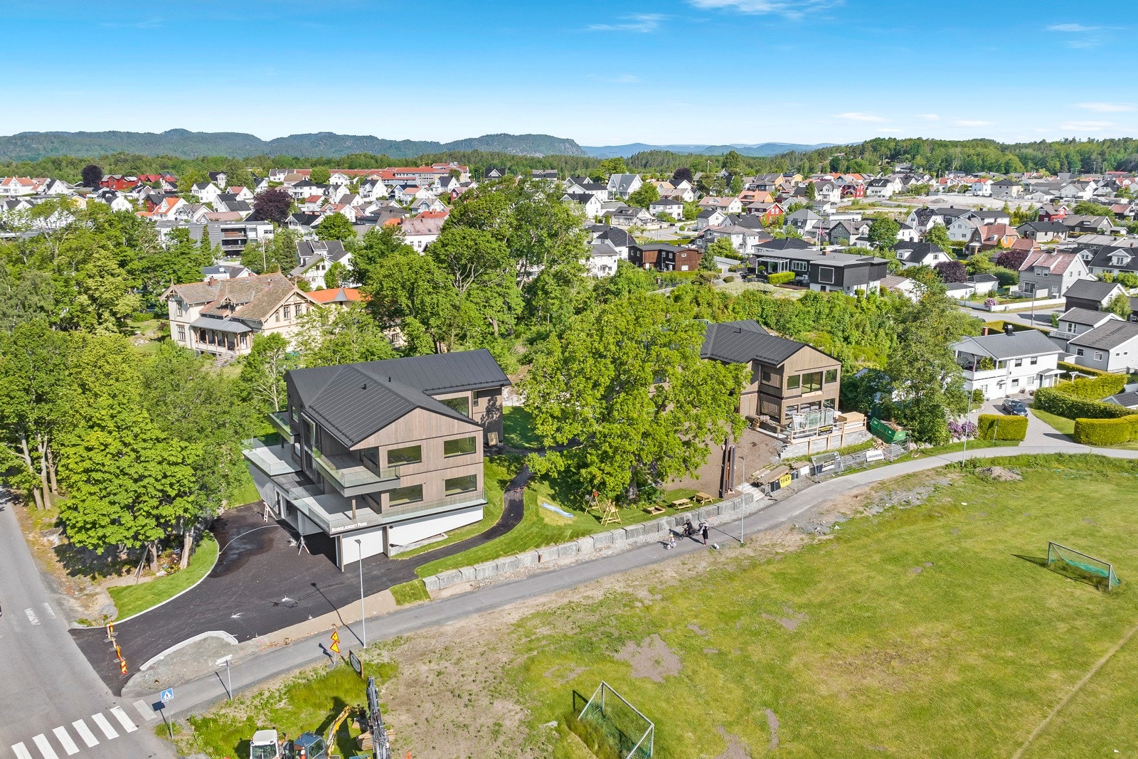 Området byr på kort vei til Larvik sentrum, kjøpesenter, butikker, spisesteder, gode kollektivforbindelser og flotte turområder, ba. Bøkeskogen. Galleribilde