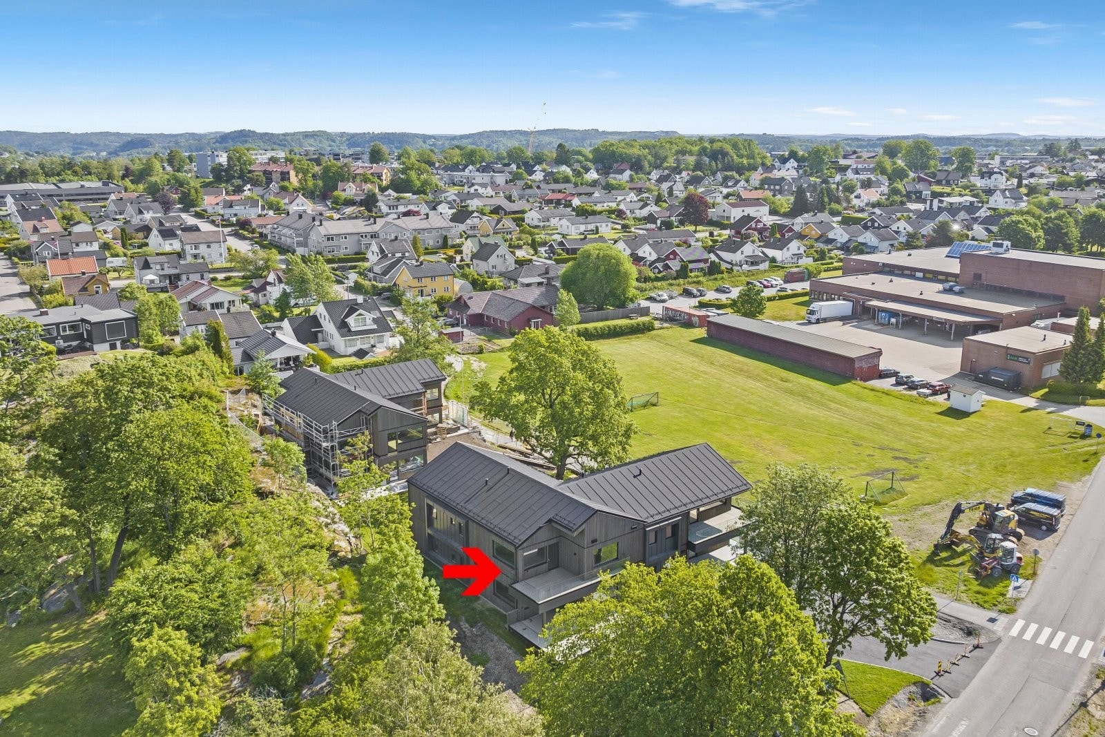 Her bor du i rolige omgivelser med gjennomtenkte løsninger og et stilrent, tidløst uttrykk. Verandaen er solrik med godt utsyn. Galleribilde