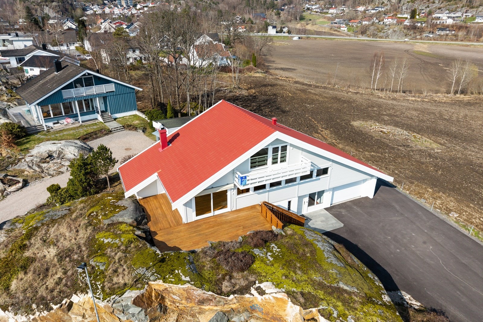 Uteplassen oppleves som en naturlig forlengelse av boligen, hvor man enkelt kan dekke opp til hyggelige måltider, invitere venner og familie, eller bare lene seg tilbake med en god bok. Galleribilde