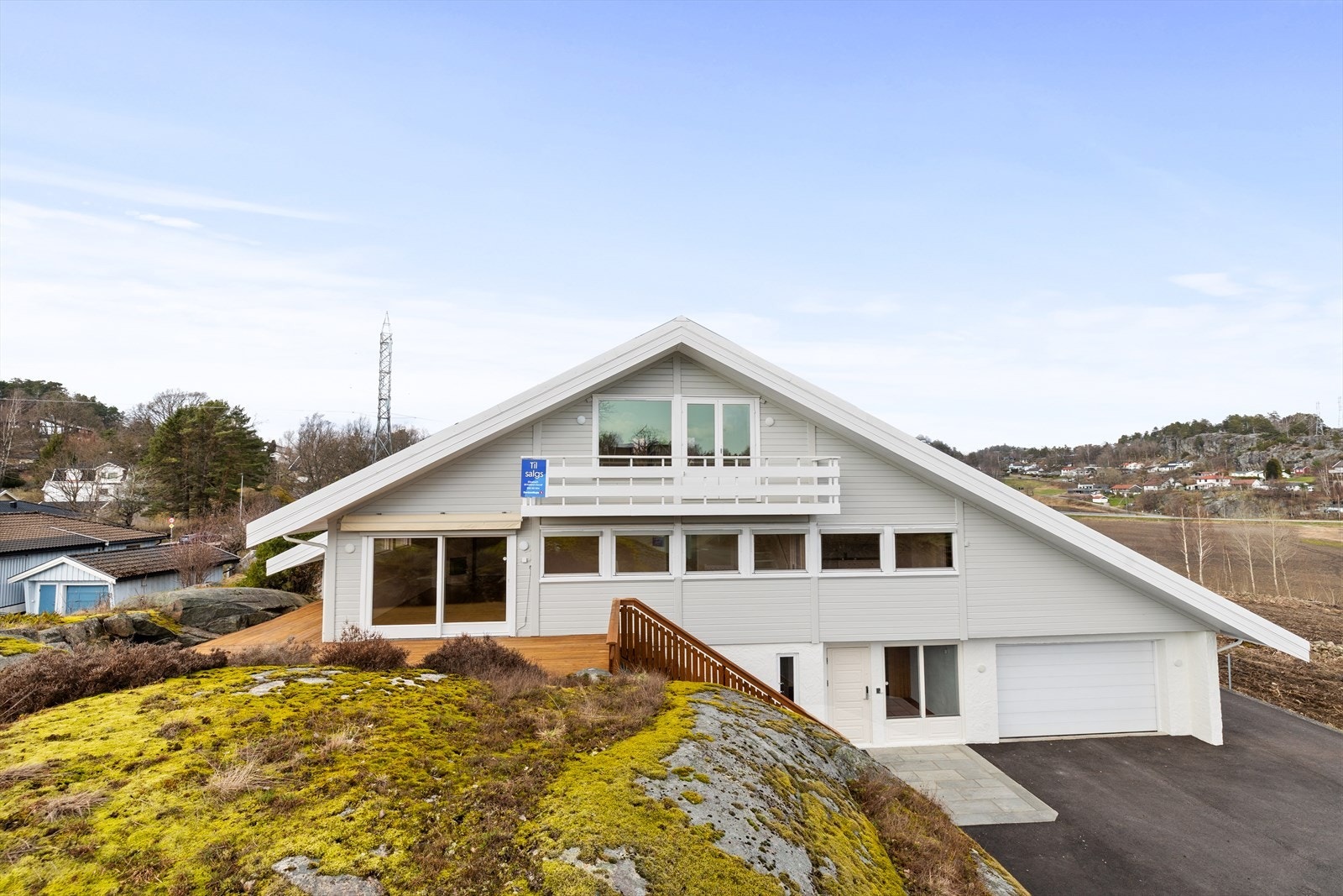 Eiendommen har en særdeles attraktiv og sentral beliggenhet på populære Vesterøya - et område som kombinerer det beste av sjønær idyll og familievennlig nærmiljø. Galleribilde