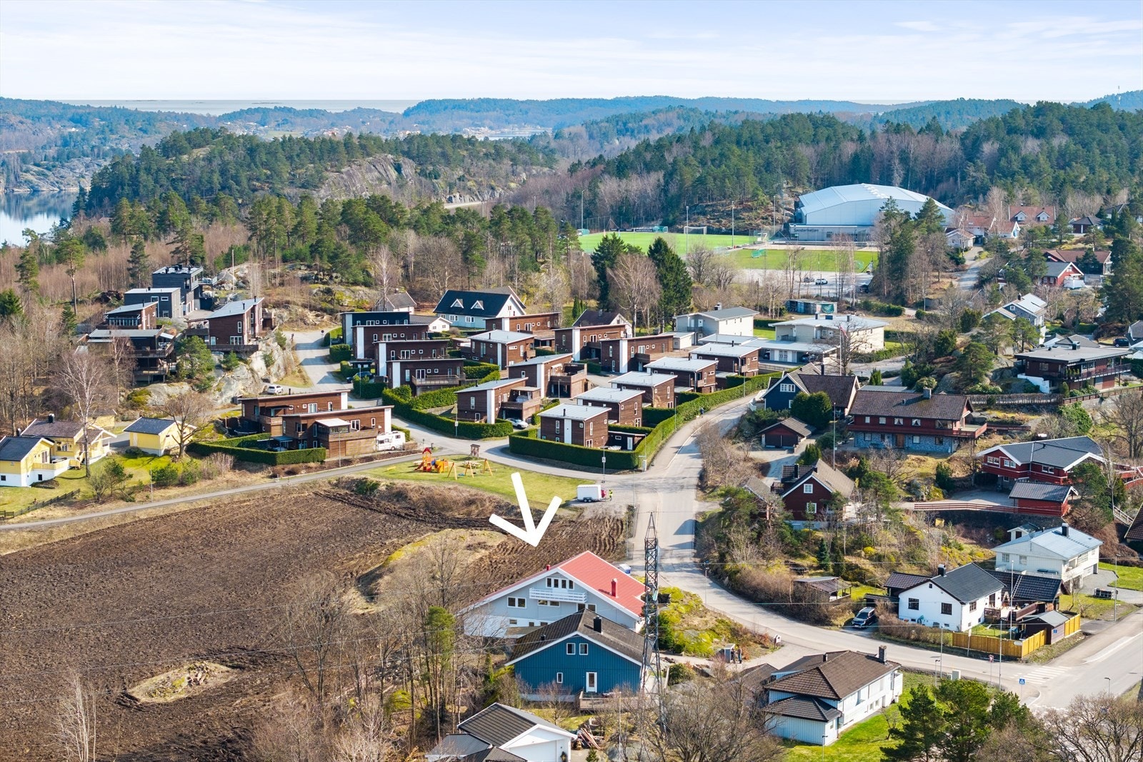 Fra venstre: Ormestadvika, Vesterøya idrettspark, Sandar hallen, Kariåsen turområde og nye Vesterøy barneskole. Galleribilde
