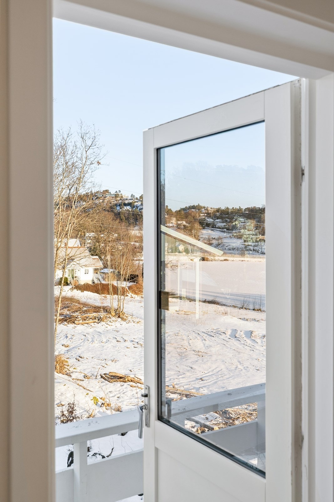 Begge soverommene har utgang til balkong, noe som gir en ekstra kvalitet i hverdagen. Her kan man enkelt åpne døren og slippe inn frisk luft, eller ta steget ut og nyte sol og utsikt. Galleribilde