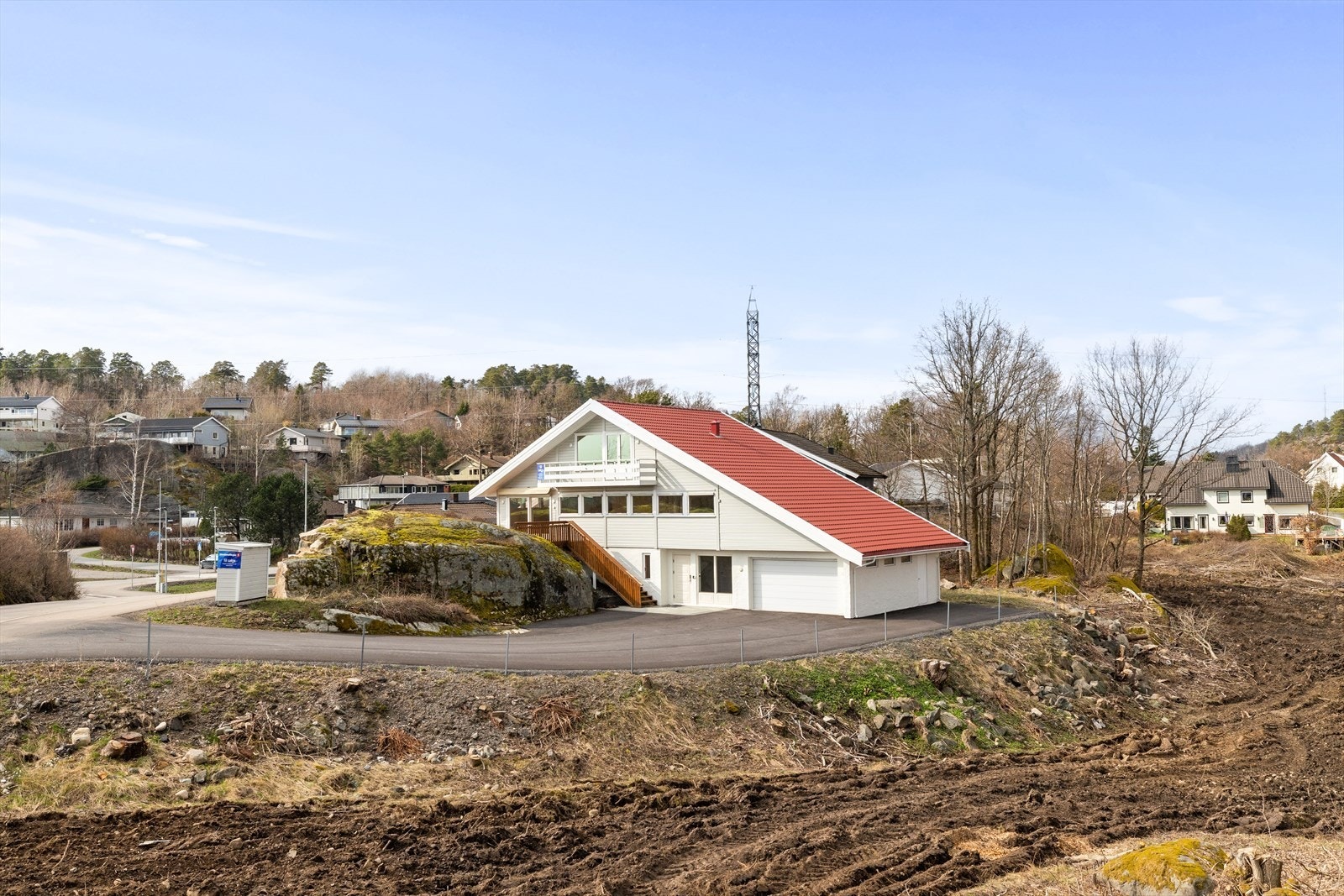 Dette er en bolig som virkelig leverer. Store jordområder øst for boligen benyttes til landbruksformål (kornproduksjon de senere år), noe som gjør at boligen har en usjenert beliggenhet. Galleribilde