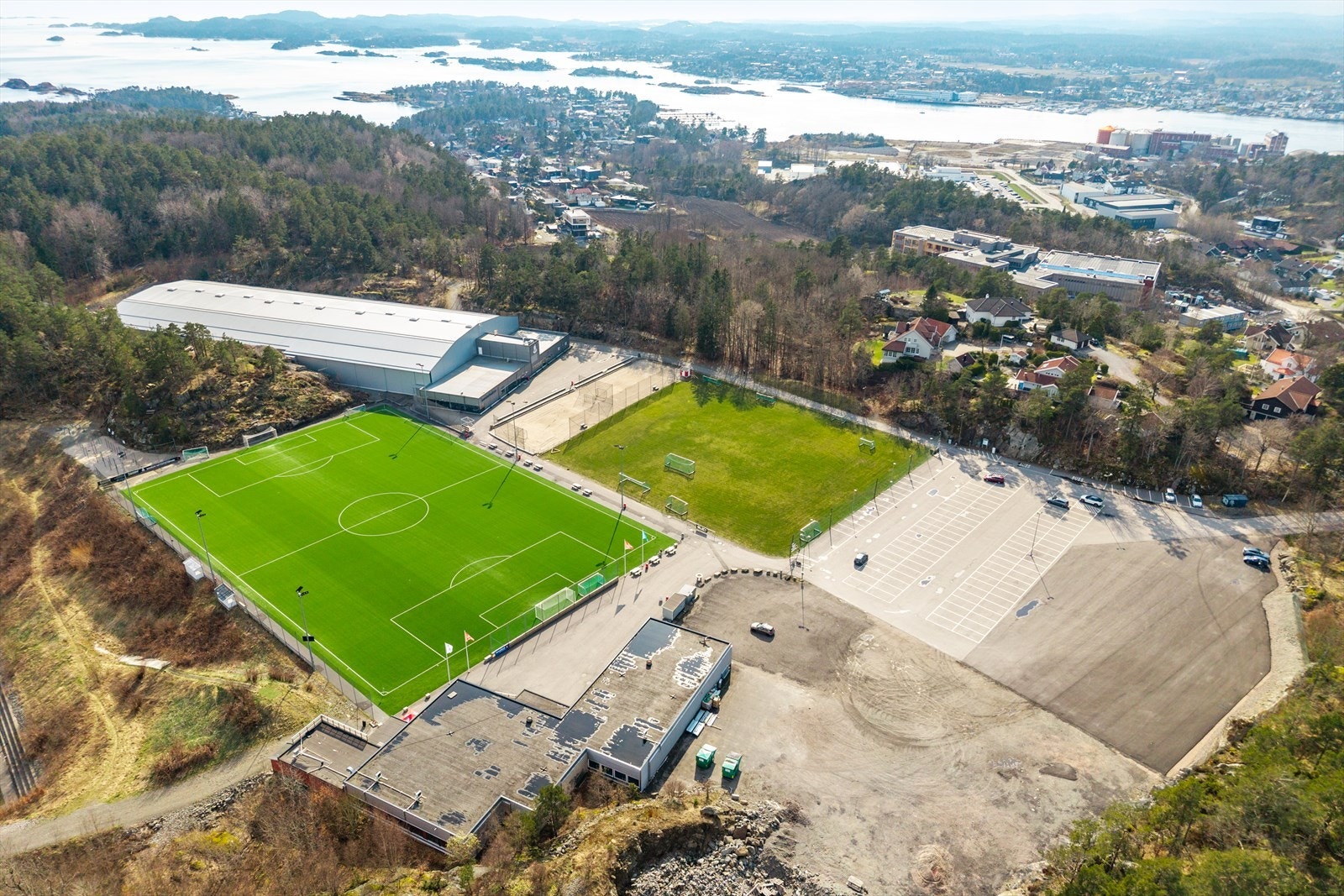 Her bor du med umiddelbar nærhet til Vesterøya Idrettspark, et naturlig samlingspunkt for aktivitet og idrettsglede. Ny Vesterøy barneskole som starter høsten 2026 ligger få minutters gange fra boligen. Dette gjør det trygt og enkelt for barnefamilier. Galleribilde
