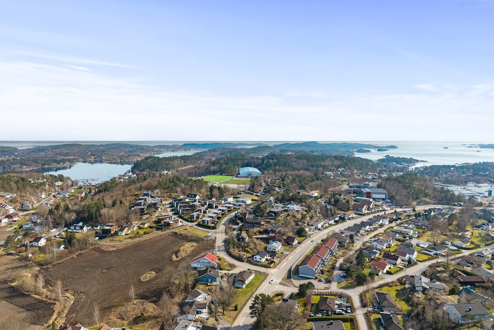 Vesterøya er kjent for sin vakre og langstrakte kystlinje, og her har du sjøen tett på - uansett hvilken retning du går. Galleribilde