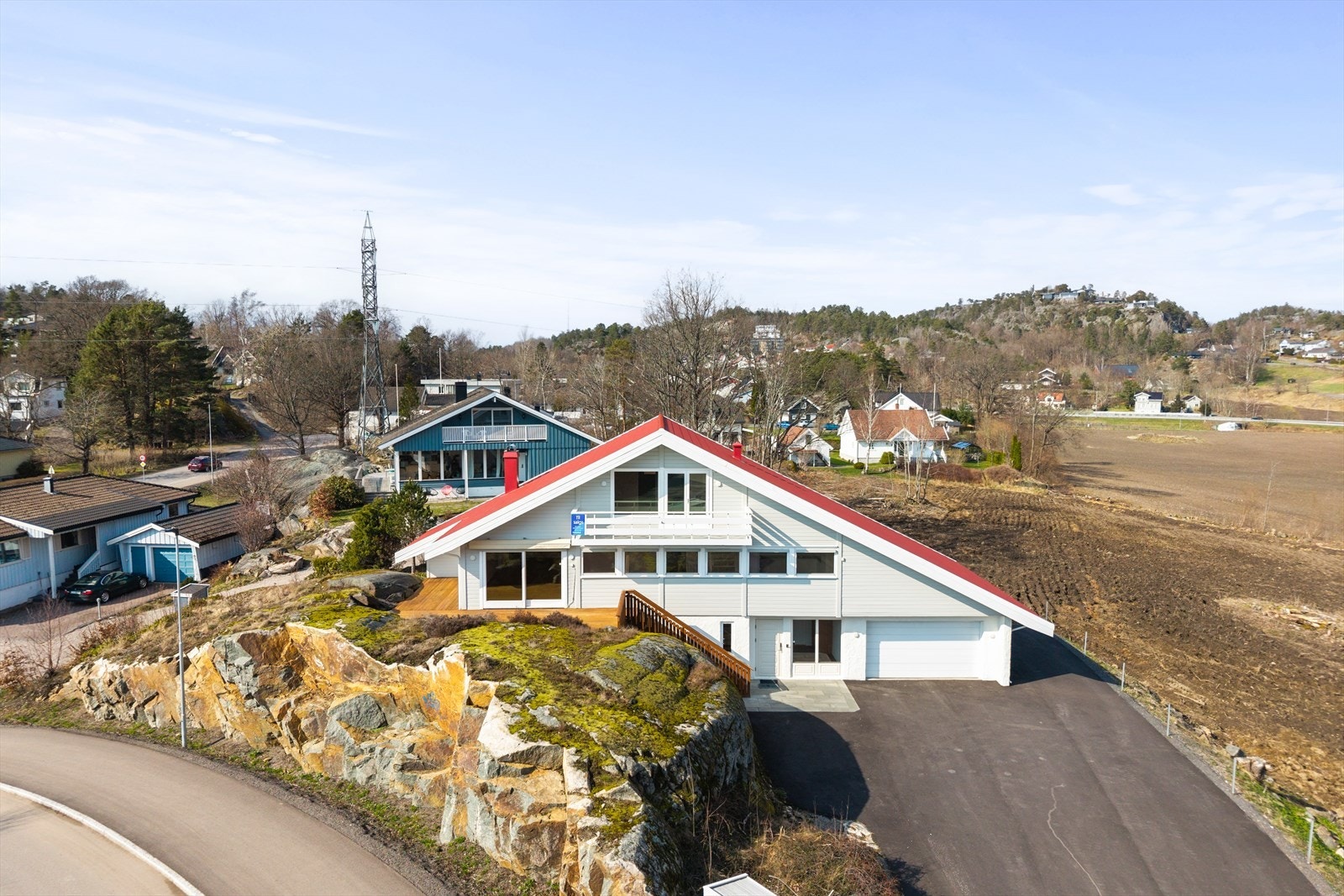 Tomten har gode solforhold gjennom dagen, noe som skaper lune og trivelige soner for både avslapning og sosiale sammenkomster. Galleribilde