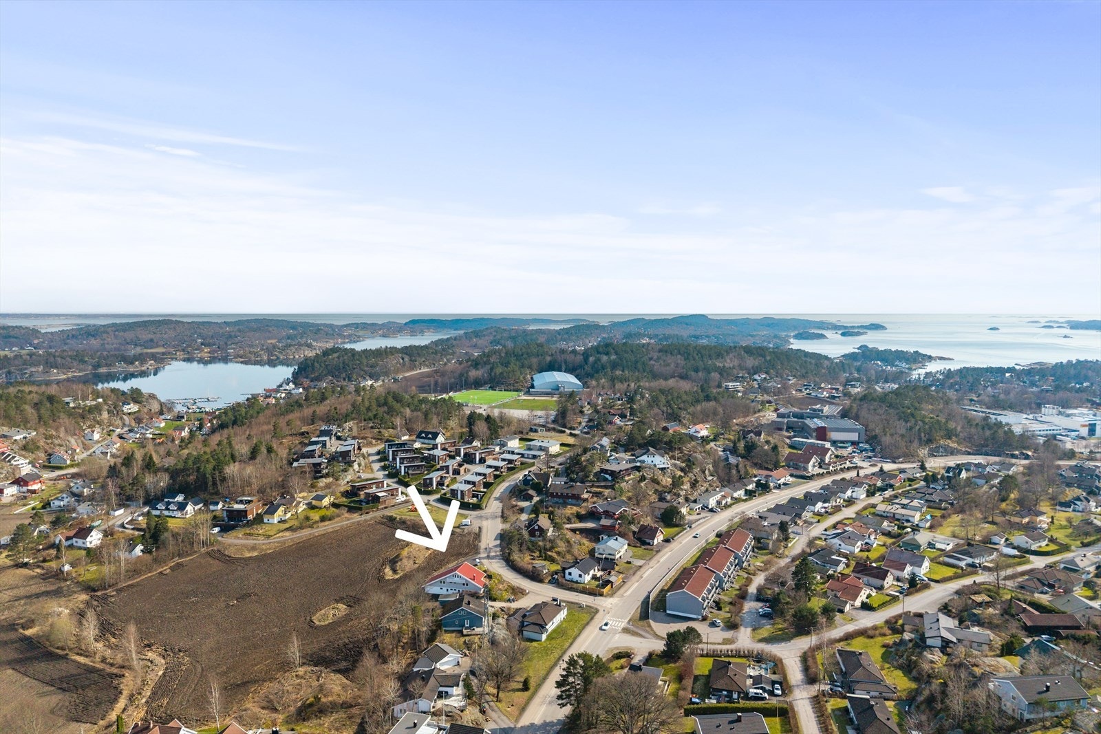 Vesterøya er kjent for sin vakre og langstrakte kystlinje, og her har du sjøen tett på - uansett hvilken retning du går. Galleribilde