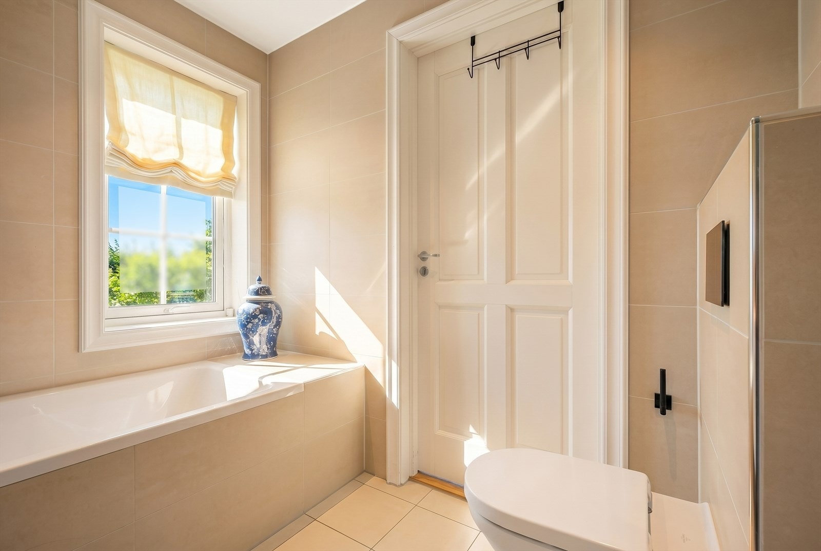 Pent flislagt bad/WC med adkomst fra hovedsoverommet. Galleribilde