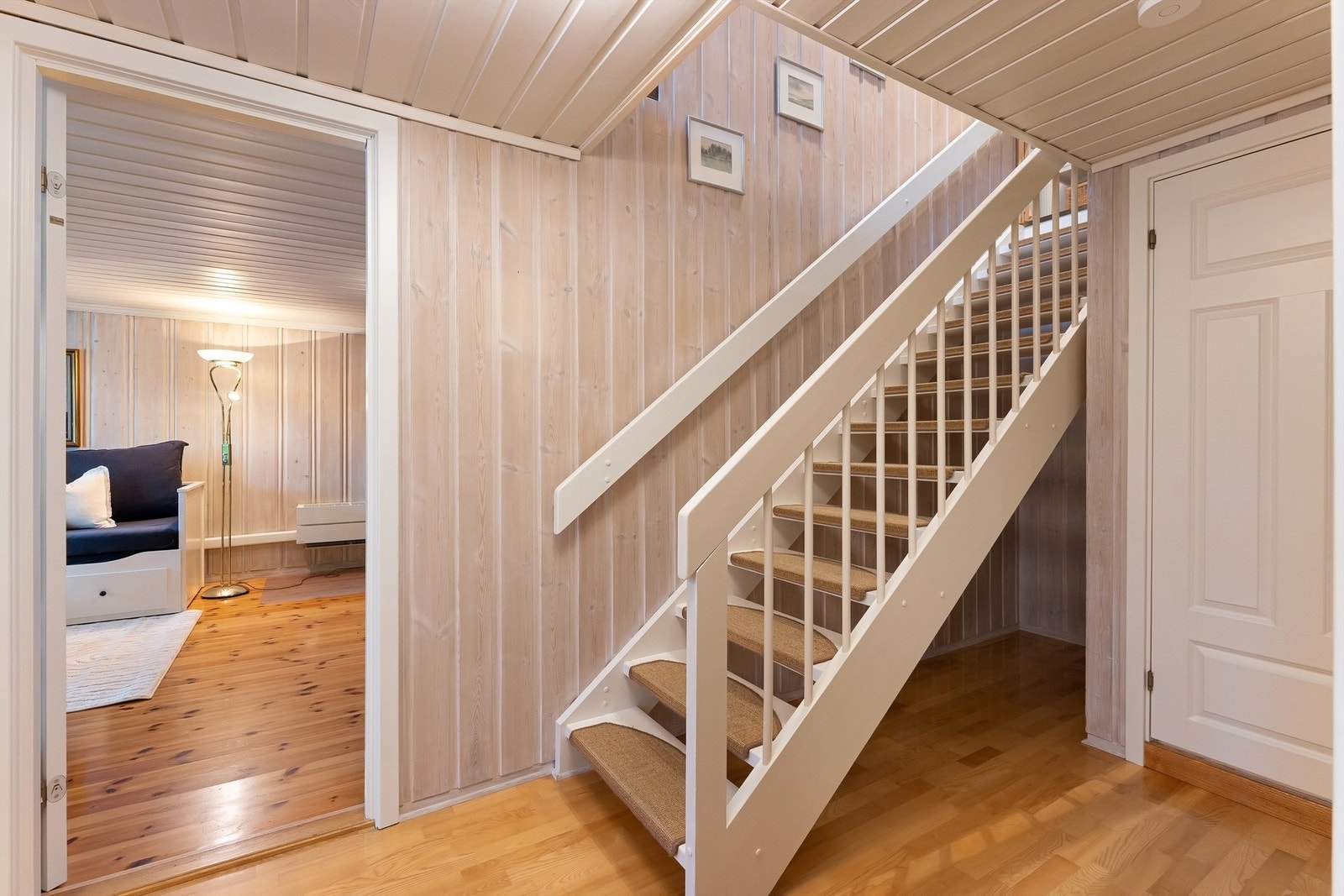 Fra gangen er det adkomst til stue, soverom, vaskerom og boder. Trappen i tre leder opp til første etasje. Galleribilde