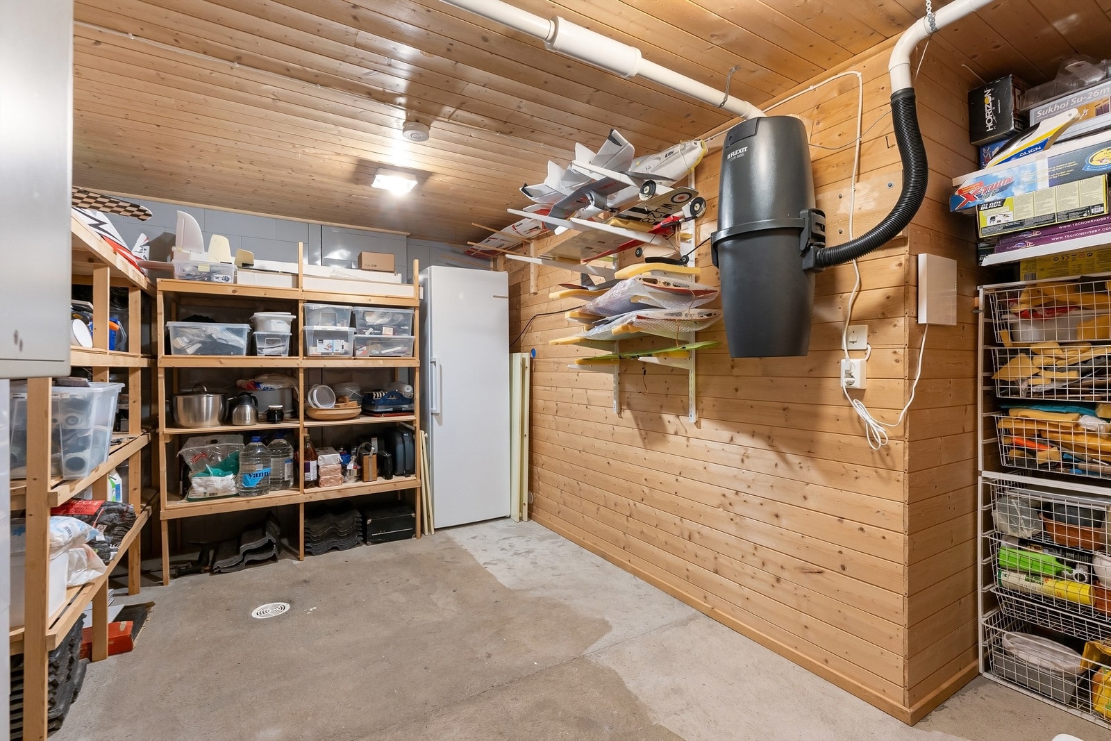 Boligen har tre praktiske boder i underetasjen som gir rikelig med lagringsplass. Her er også sentralstøvsugeren plassert. Galleribilde