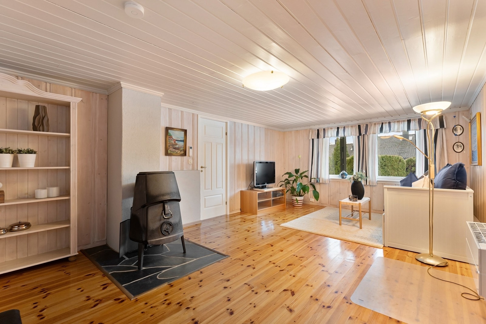 Kjellerstuen er et lunt og allsidig rom, med en effektiv varmepumpe som ble montert i nyere tid. Galleribilde